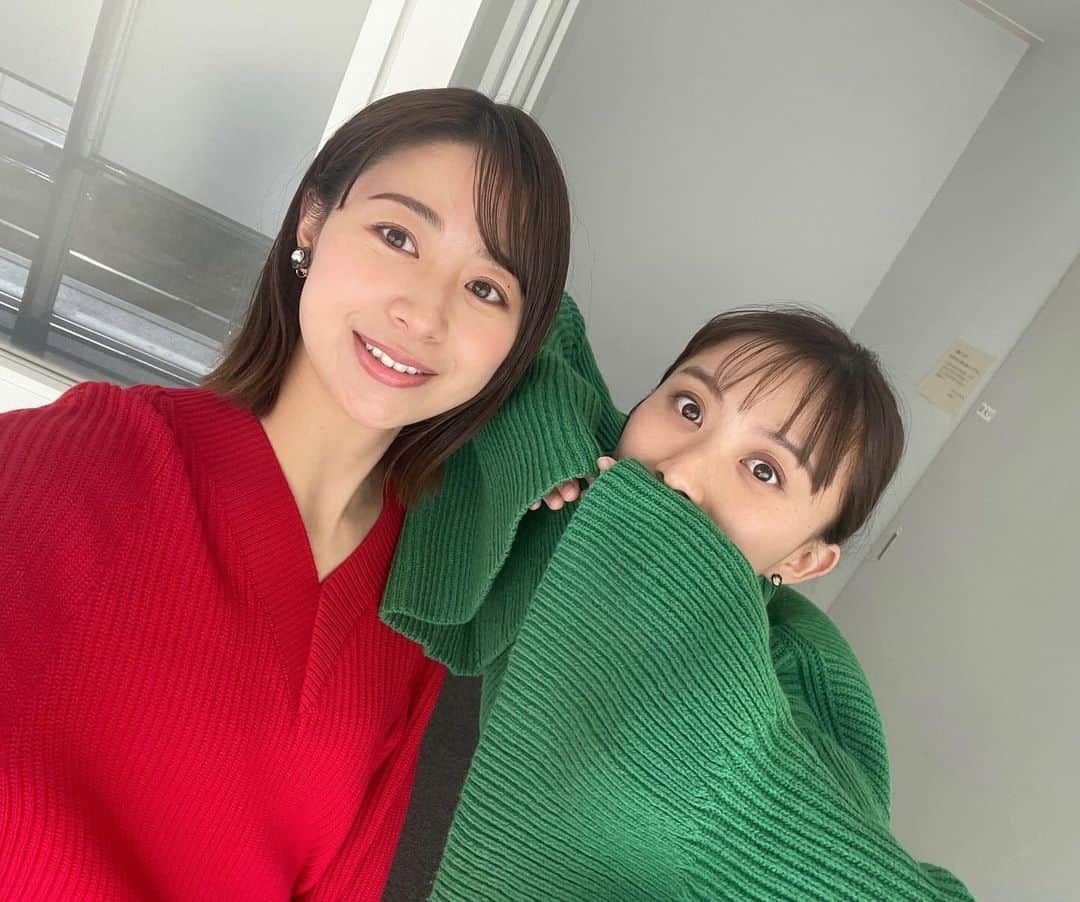 林美沙希さんのインスタグラム写真 - (林美沙希Instagram)「. アナウンス部で、 クリスマスカラーの相棒を見つけたので 写真撮ろうと声をかけました☺️ 自分が緑着ていること忘れてた！ときょとんとする 雪乃(@yukino_yamamoto5 )が可愛かったです🎄  #テレ朝 #アナウンサー #クリスマスカラー #コーデ #山本雪乃 #林美沙希」11月20日 16時33分 - misaki0hayashi