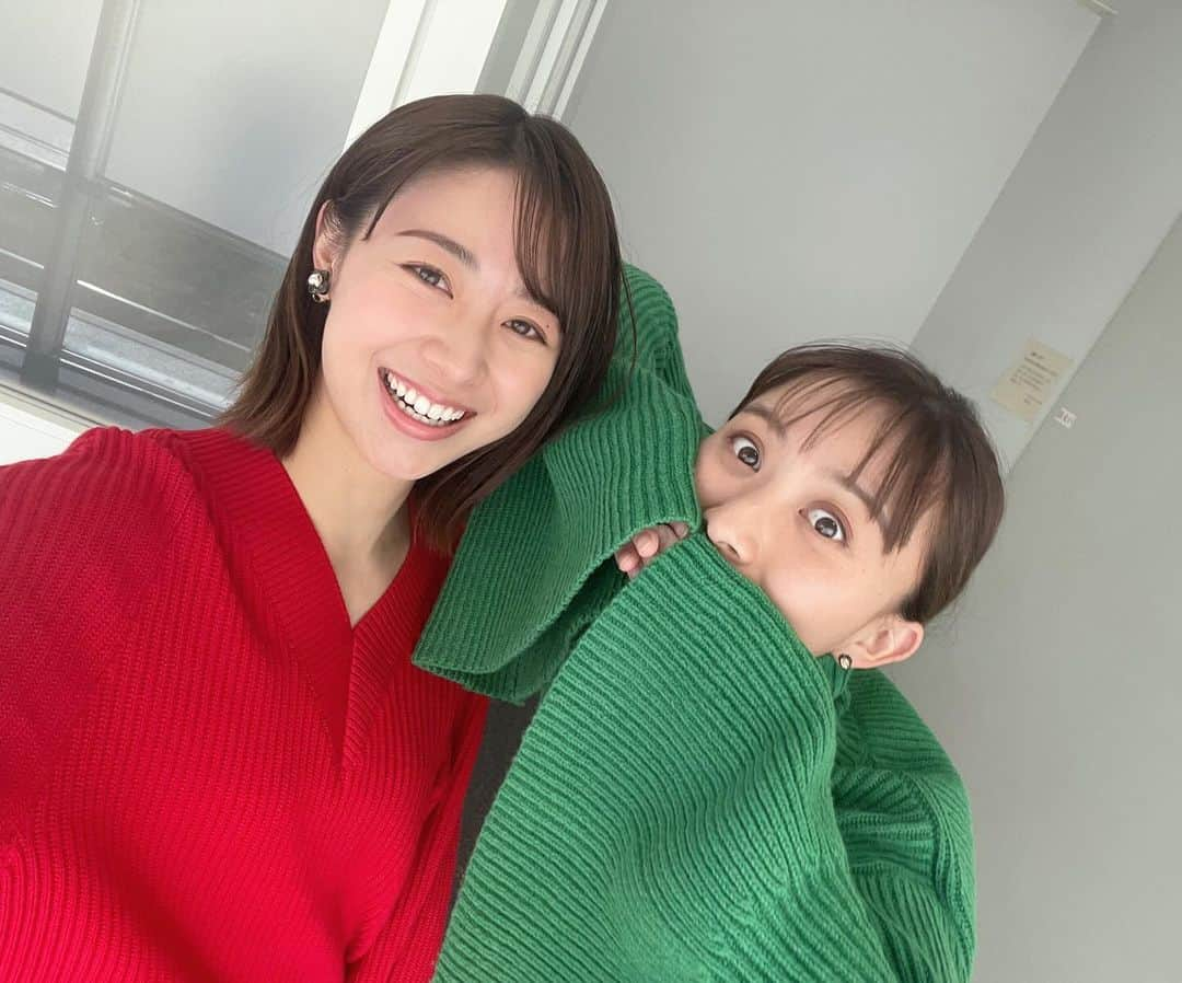 林美沙希さんのインスタグラム写真 - (林美沙希Instagram)「. アナウンス部で、 クリスマスカラーの相棒を見つけたので 写真撮ろうと声をかけました☺️ 自分が緑着ていること忘れてた！ときょとんとする 雪乃(@yukino_yamamoto5 )が可愛かったです🎄  #テレ朝 #アナウンサー #クリスマスカラー #コーデ #山本雪乃 #林美沙希」11月20日 16時33分 - misaki0hayashi