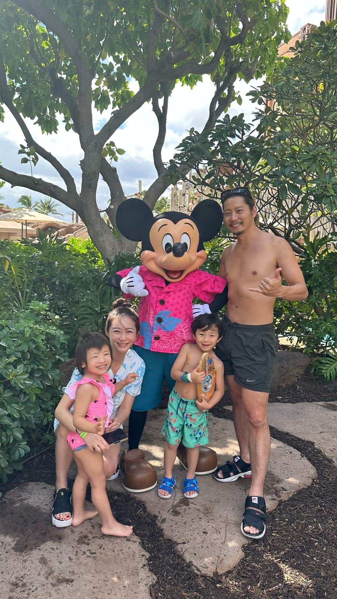 Reikaのインスタグラム：「Aulani Disney Resort 🌺 天国とは🥹❤️  ミッキーとミニーを誰よりも愛してる我が家のハナちゃん。 どこに行くにもミニーちゃんのブランケットとぬいぐるみ😆ミッキーを画面で見る度にテレビにチュー😘したり。 本当に愛が深くて凄いの😂❤️  なのでキャラクターのミーグリがいっぱいできる アウラニディズニーは 絶対に連れて行ってあげたかったの🥹  けど、こんなに喜ぶと思わなくて🥹🥹🥹🥹 想像をはるかに超えてて。 ハグが凄すぎて、ほとんど正面の写真はございません笑  そして全員キャラクターに会わせてあげたくて ママとパパはリゾート中ダッシュしまくって💨 攻略法調べまくって🤓 朝6時に起きて場所取りもして😂 ママとパパは筋肉痛でへとへとですが。  この笑顔のためなら、、、  幸せ空間すぎて 毎回私が泣いてたw なんなら、このリールを作りながらも泣いてた😂  愛おしすぎて 可愛過ぎて もうたまらない🫠🫠  こんなloveがいっぱいな世界観🌍 平和🕊️で素敵で こんな空間がどこにでも広がればいいのにって切に願います。 子供は全員純粋無垢で 大人がそんな綺麗な心と笑顔を守るのが役目なのでは、、、 と考えさせられました。  これはこの笑顔を見れる親の方が中毒になりますねw  #disneyaulani  #アウラニ #ディズニー好きな人と繋がりたい  #家族旅行 #ハワイ旅行」