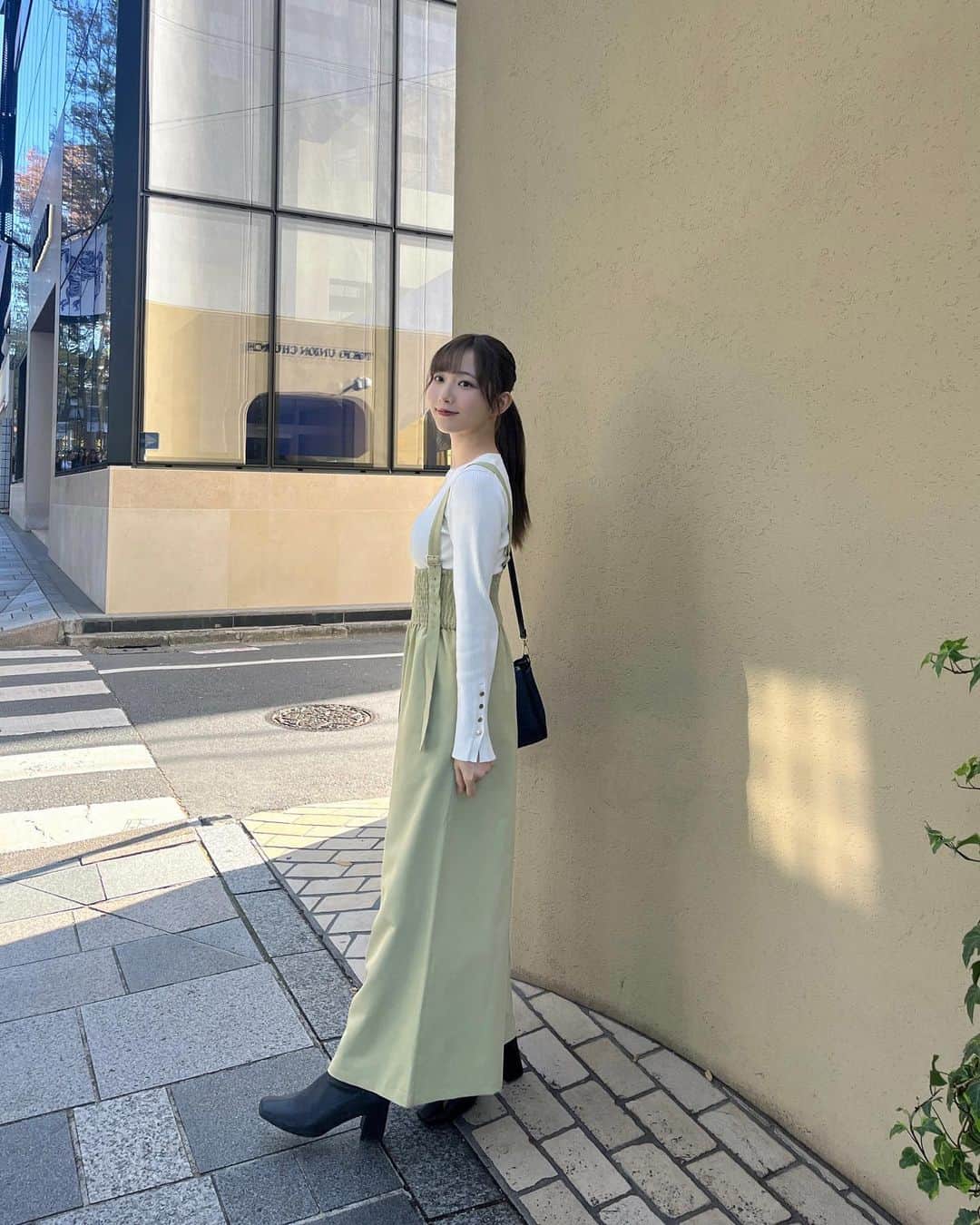 青山なぎささんのインスタグラム写真 - (青山なぎさInstagram)「Overexcellentさんとのコラボジュエリー 大きめのコインネックレス🫶  お洋服のボタンとかバックの金具も ネックレスのゴールドに合わせてみた☺️  #overexcellent #コラボジュエリー #コインネックレス #ネックレス  #31sonsdemode #resexxy #gu」11月20日 16時42分 - aoyamanagisa_official