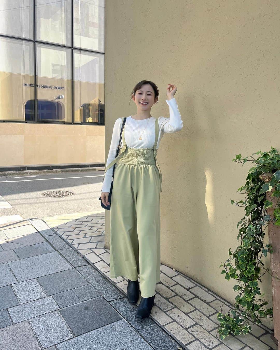 青山なぎささんのインスタグラム写真 - (青山なぎさInstagram)「Overexcellentさんとのコラボジュエリー 大きめのコインネックレス🫶  お洋服のボタンとかバックの金具も ネックレスのゴールドに合わせてみた☺️  #overexcellent #コラボジュエリー #コインネックレス #ネックレス  #31sonsdemode #resexxy #gu」11月20日 16時42分 - aoyamanagisa_official