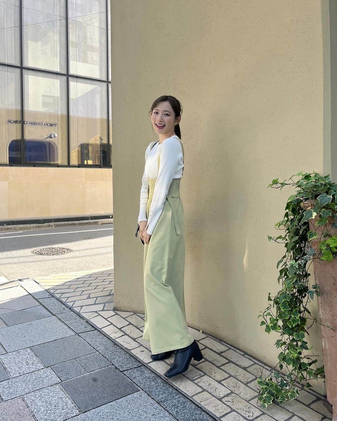 青山なぎささんのインスタグラム写真 - (青山なぎさInstagram)「Overexcellentさんとのコラボジュエリー 大きめのコインネックレス🫶  お洋服のボタンとかバックの金具も ネックレスのゴールドに合わせてみた☺️  #overexcellent #コラボジュエリー #コインネックレス #ネックレス  #31sonsdemode #resexxy #gu」11月20日 16時42分 - aoyamanagisa_official