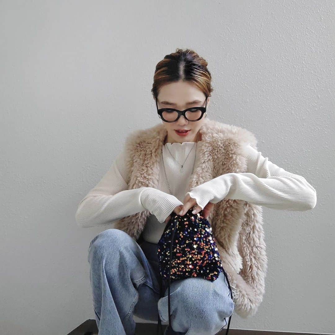 aakoakooのインスタグラム：「. . . @vence_sharestyle のトップスが めっちゃ華奢見えしてオススメ✨ . インナートップスといえばゆるゆＴシャツばっかしやったけど このトップス投入でコーデの幅広がったー . . スッキリしてるけどピタピタならないから安心😊 . . 公式オンラインにてBLACKFRIDAYセールを実施中 (11/14 12:00〜11/30 11:59まで） . 限定価格の 30%OFFの¥2,030+taxで かーなりお得です🙆‍♀ . . . #シンプルコーデ#サムホール#サムホールトップス#ファーベスト#デニムコーデ」