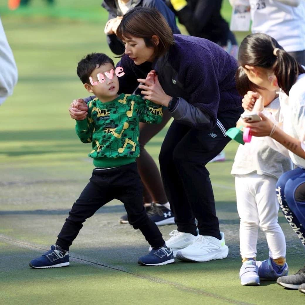 西谷綾子さんのインスタグラム写真 - (西谷綾子Instagram)「🏟️🏃‍♀️ @tokyorokutaifes  いろんな方達にお会いできて 嬉しく楽しかったぁあ🥰  みんなから沢山のパワーをもらい リフレッシュも出来て また色々頑張れるる🥹🩷  最近じゃんけんが好きな息子👦🏻 #2歳11ヶ月 エクササイズの時にじゃんけんが始まり 張り切っていたが‥😂 (ゲームのルールがわかる方は理由がわかる😆) 写真⑨⑩🤳  Special Thank you♡ @tokyomarathonfoundation  @hashiruhito.jp  @yuito_ueda  @marinakitagawa @newbalance  @newbalancerunning」11月20日 16時37分 - ayako.nishitani