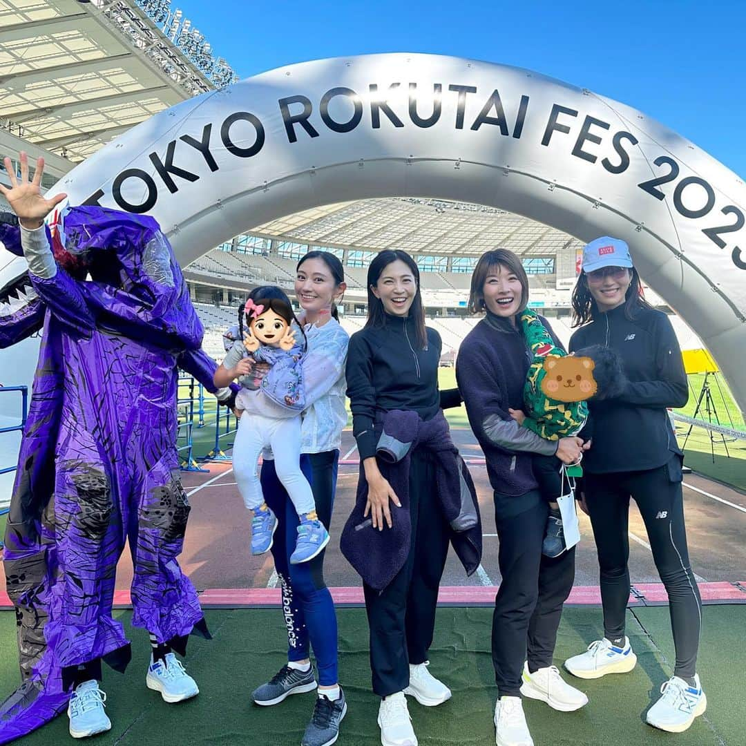 西谷綾子のインスタグラム：「🏟️🏃‍♀️ @tokyorokutaifes  いろんな方達にお会いできて 嬉しく楽しかったぁあ🥰  みんなから沢山のパワーをもらい リフレッシュも出来て また色々頑張れるる🥹🩷  最近じゃんけんが好きな息子👦🏻 #2歳11ヶ月 エクササイズの時にじゃんけんが始まり 張り切っていたが‥😂 (ゲームのルールがわかる方は理由がわかる😆) 写真⑨⑩🤳  Special Thank you♡ @tokyomarathonfoundation  @hashiruhito.jp  @yuito_ueda  @marinakitagawa @newbalance  @newbalancerunning」