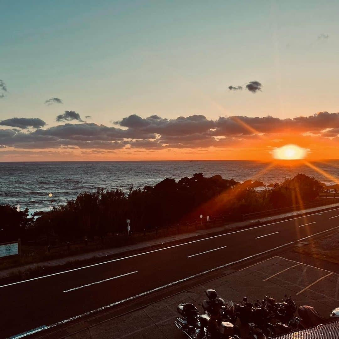 中野猛さんのインスタグラム写真 - (中野猛Instagram)「オヤジたちの冬のツーリング編  秋とはいえ10℃を切るとバイクにはきついものがある。 しかし、オヤジたちは集まった。 そして秋の和歌山県の串本を目指した。 小雨に打たれながら走った...🥶 体感的には秋では無い。 冬だ..真冬だ🥶 昭和のオヤジの好きなワードは 「気合い」　「根性」　「我慢」 とはいえ電熱ジャケットや電熱グローブが高速道路の向かい風の寒さに歯が立たないくらい寒い。 だからこそ休憩の時に飲むコーヒーが格別に美味い☕️  　 最後に目的地の串本で見た夕日は格別に綺麗だった。 オヤジたち..今回もありがとう。 #バイクツーリング　#オヤジのバイク #Kawasaki #z900rs」11月20日 16時38分 - takeshi__nakano