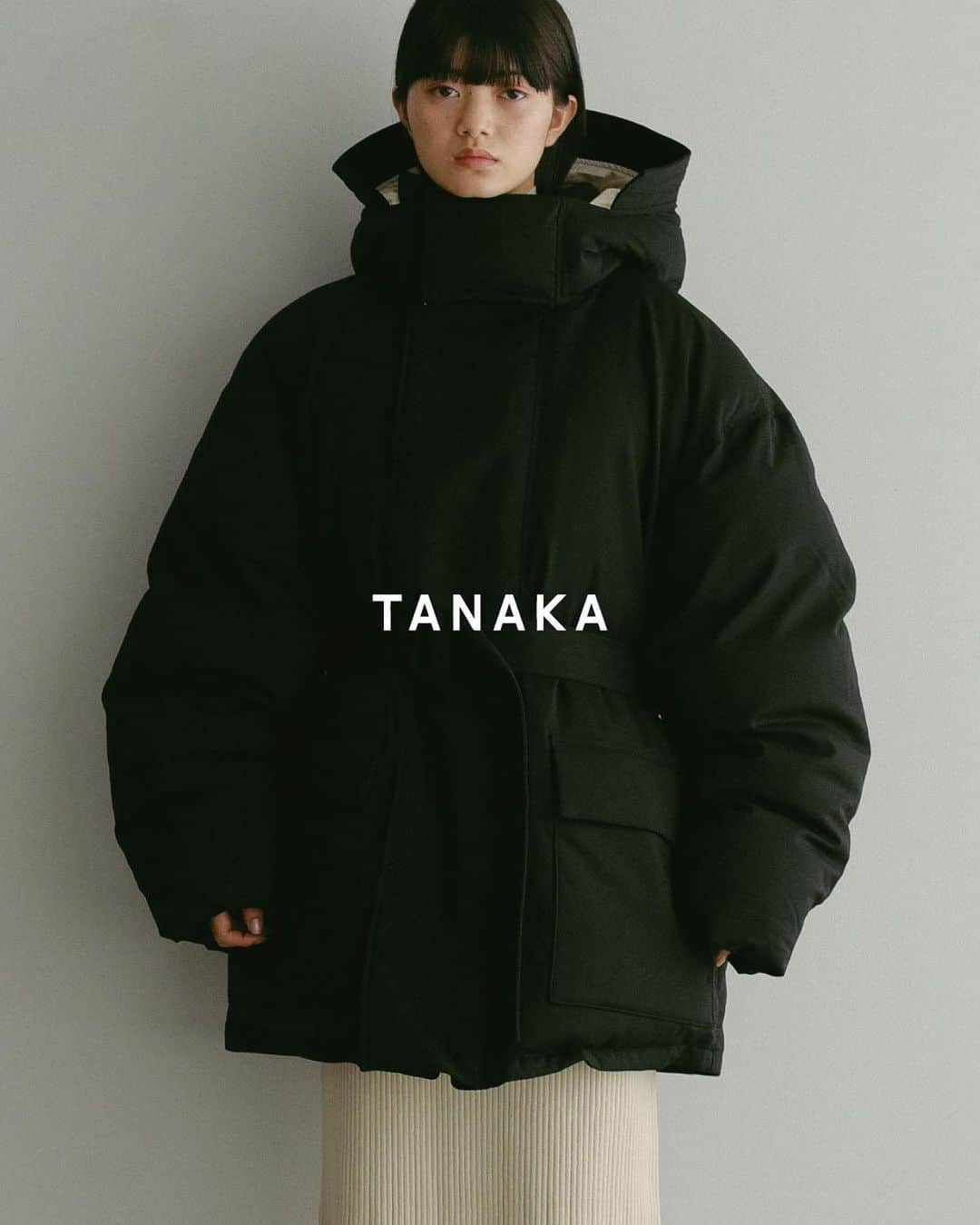 CASA FLINEのインスタグラム：「NEW ARRIVAL  TANAKA  性別、世代を超え、永く愛され 未来につながる服を創る事。  NewYorkを拠点に、上質なデニムを中心としたコレクションを発表する注目のブランド。    THE DOWN COAT ¥99,000 Color BLACK  美しい高密ツイル生地を用いた、オーバーサイズダウンコート。 ビッグシルエットに、ボリューム感たっぷりのフード。 羽織るだけで、防寒はもちろん、今年らしい着こなしが完成します。   ————————————————————————— #casafline #sustainable #ethical #casafline2023AW #TANAKA」