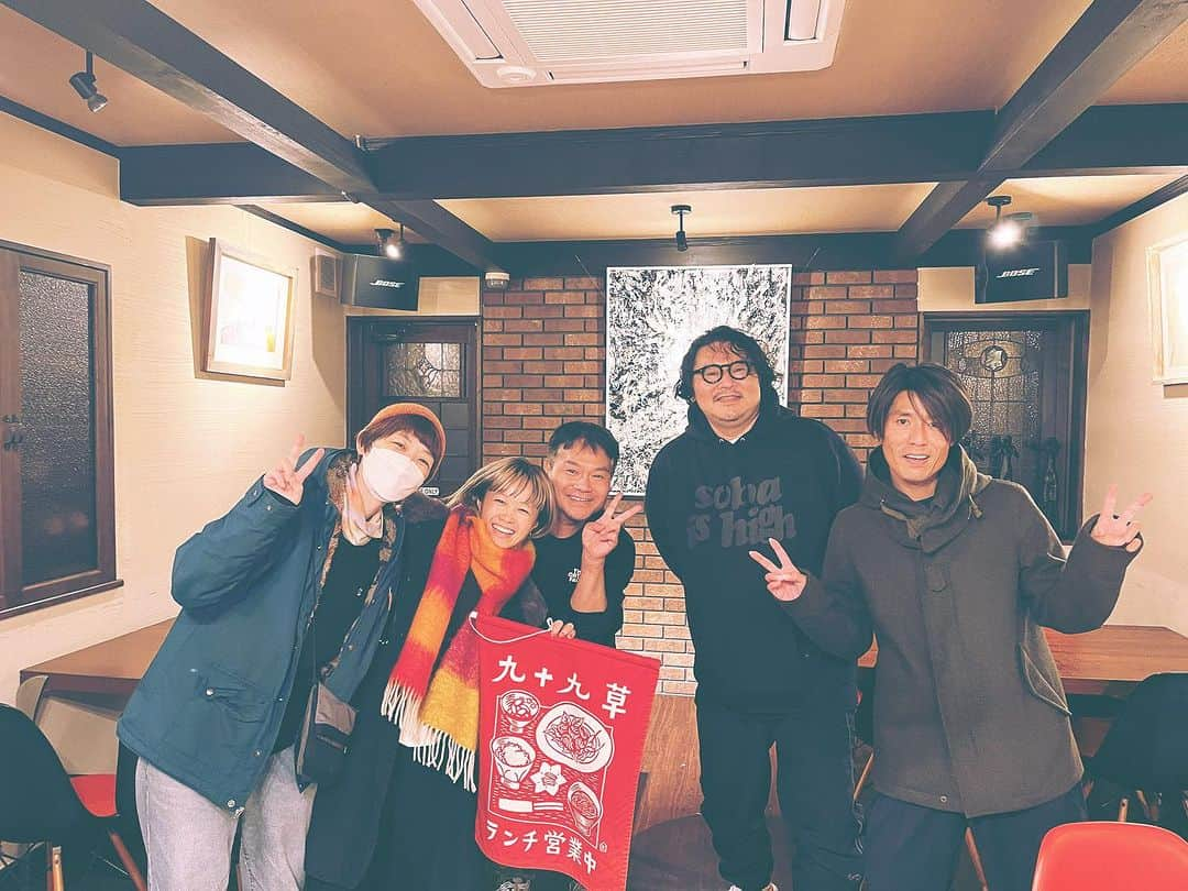 NakamuraEmiのインスタグラム：「🥢  LIVE 2023.11.19 突然ONEMAN 19箇所目 in盛岡 at 九十九草  ⚫︎ ご当地カバー曲 ⚫︎ 大瀧詠一さん『 幸せな結末 』 Arr. カワムラヒロシ  ⚫︎ ご当地グッズ ⚫︎ 紺屋町番屋 の ガチャポン & わんこ蕎麦東家さんの手形をオーナーの馬場さんがプレゼントしてくれた。笑  _________________  お店自体久々のライブということでしたが、本当に素敵なところでした。 同級生の馬場さんと としこちゃんが温かく迎えてくれて、笑いっぱなしの１日。  盛岡のお客さんの歌声もびしびし響きました。作戦会議まで一緒に付き合っていただくほど皆優しい方々。初めて来てくれた方もいたし、男の子の「カワムラさんかっこよかった」の声が最高でした。大瀧詠一さんのカバーは、カワムラさんのギターコードがめちゃくちゃよくて。 また素晴らしい1曲に触れることができました。  そして昨日も来てくれたFM青森の柳澤ふじこちゃんが、今日もチケットとってきてくれていて。。涙 本当嬉しすぎました、ふじこちゃんありがとう！  そして馬場さん、お蕎麦やカツ丼ご馳走様でした。 としこちゃんのお父さんはなかむらひろしさんということで、これはもう運命よねと。  盛岡の濃い１日でした、来てくれた皆様ありがとうございました！  そしてこの旅をバッチリ支えてくれたPAのケニー&りんだ、STAFFしんじ、ありがとうよ。  #九十九草 #盛岡 #突然ONEMAN #突然ワンマン #NakamuraEmi #カワムラヒロシ」