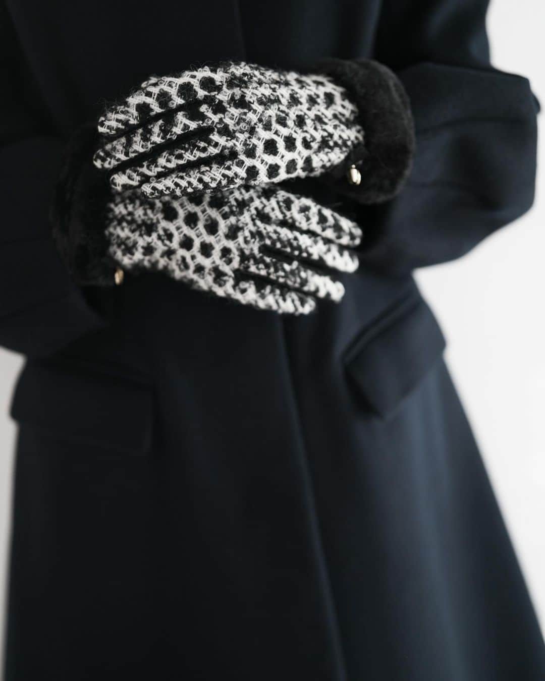 LANVIN_en_Bleu_OFFICIALのインスタグラム：「. Mix tweed gloves ¥5,830(tax in)  cocoon sleeve wool coat ¥71,500(tax in)  ミックスツイード調の美しい編み模様が際立つグローブ。 立体感のあるシルエットが特徴的なコクーンスリーブコートとの合わせるもおすすめです。  #lanvinenbleu #ランバンオンブルー #手袋」