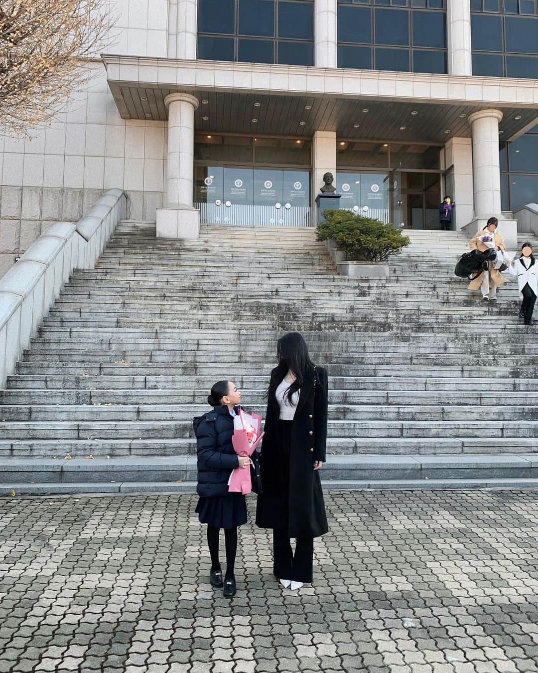 ジヒョンさんのインスタグラム写真 - (ジヒョンInstagram)「- 주말에 결이 학교 행사에 다녀왔오요 🖤 멀리서 봐도 토찌 한번에 딱 찾은 도치맘 ㅋㅋ - 한국 오자마자 정신없이 바빴는데 날씨가 추워서 그런지 감기까지 걸려서 오늘은 집에서 꼼짝도 못하는듕이에요 .. 누워있으니 또 심심해서 사진 정리하는데 결이 한국무용 공연하는 동영상들이 어쩜 다 하나같이 흔들린건지 저 날 내가 제일 긴장한 듯 🙄 ;; 올해는 바이올린 연주도 하고 한국무용 공연도 한다길래 핸드폰 용량도 정리해서 갔는데 엄마한테 영상 보내주니 대체 뭘로 찍은거냐며 "ㅋㅋㅋㅋㅋㅋㅋㅋㅋ 근데 오빠폰에 결이 공연하는 사진들 보니 나보다 더 심각 ㅎㅎ 💥 (많이 떨렸나봐 여보 ㅋㅋㅋ ) 늘 걱정과 부족함이 가득한 엄마라서 결이한테 항상 미안한 마음이 들 때가 많은데 학교생활에 적극적이고 재밌어하는 결이를 보면  정말 고맙고 기특해요! 특히 이번 연주회는 너무 감동적 ..  울 토찌 수고해떠 🐰🤍🤍🤍 @vivi_choiii」11月20日 16時42分 - k_ji_h