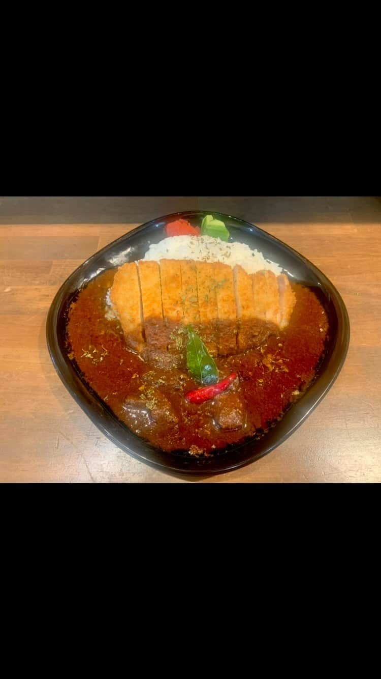 たけるのインスタグラム：「ナレ録り前にカレチネ‼️・ ・ 大人気の南印度香辛料理店の #日本式印度咖喱の日 という事で、ポークカツカリーをオーダー。・ ・ 南インド料理屋さんが本気で作るカツカリー、本当に美味しかった🤤・ ・ 日本的な食べやすさの中に弾ける辛さとカレーリーフの香りがフワッ。・ ・ カツもスプーンで切れる柔らかさで、衣もとっても軽やか✨・ ・ 他営業日の南インドプレートと合わせて、また頂きに伺います🤤🤤🤤・ ・ ・ #基本的に提供は月曜と火曜 #カレチネ #六本松 #たける #TAKERU #カレー探偵たける  #ボイジャー #ウルトラマン #エントリーサービスプロモーション」