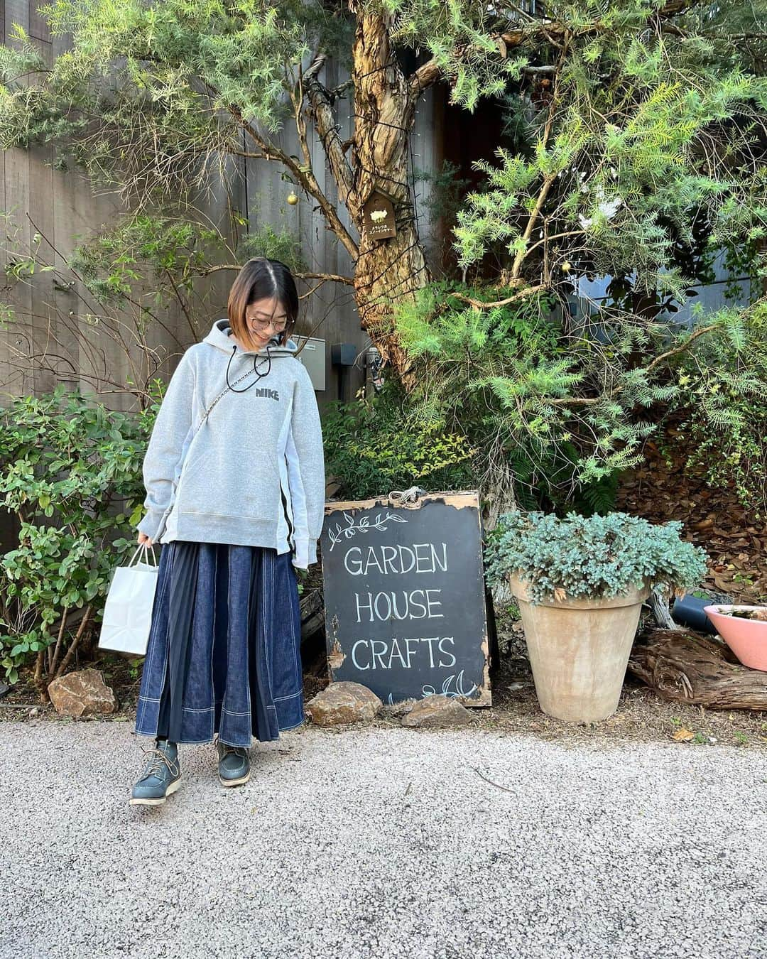 川端里奈さんのインスタグラム写真 - (川端里奈Instagram)「・ お天気代官山ぶらり🙆‍♀️ 紐が変なのに気付いてないね🤣 可愛いコートを探しに行ったけど 見つからずでした🥹  #daikanyama #nikesacai #casafline #redwing#raybans #chanel」11月20日 16時42分 - rinaastagram723