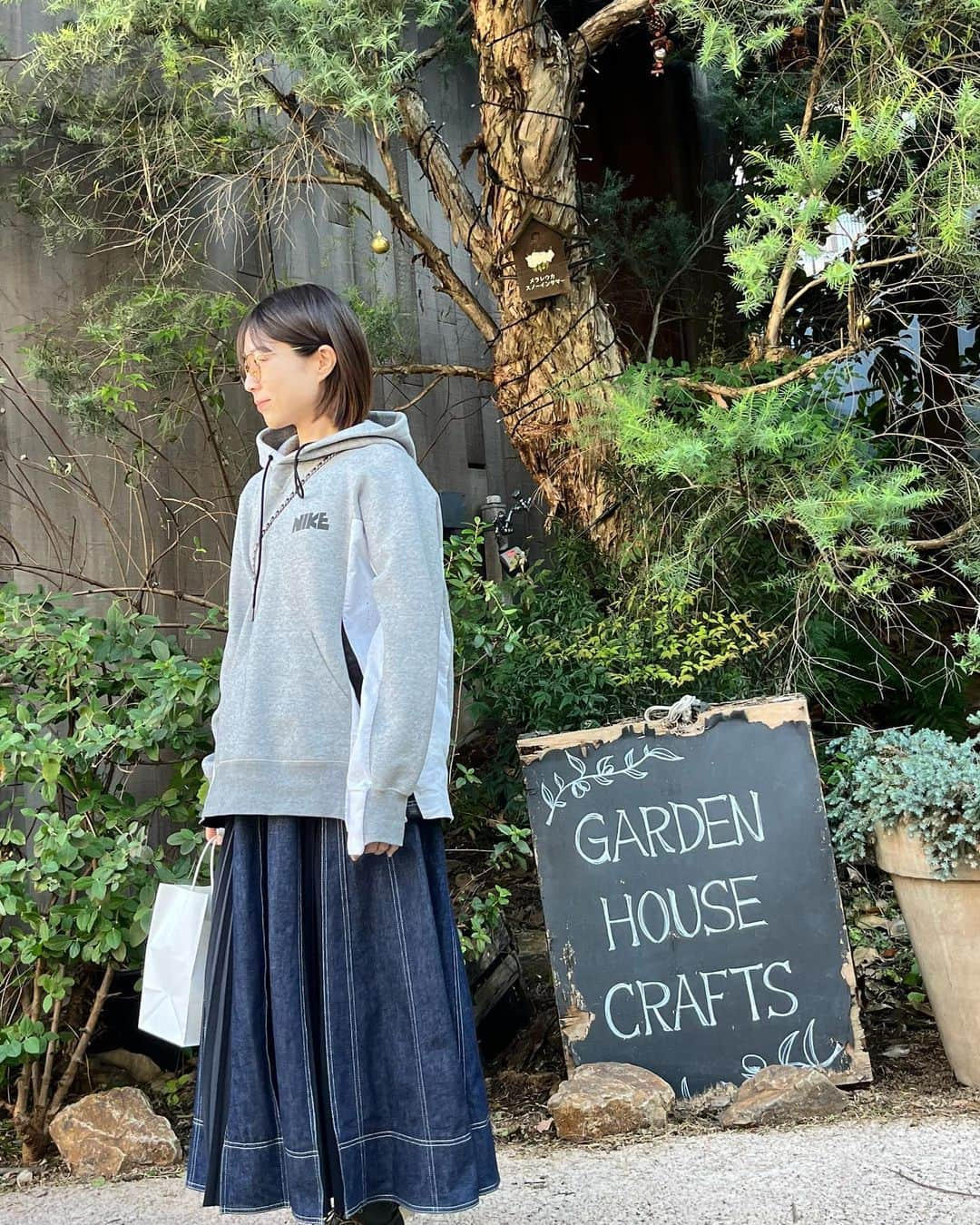 川端里奈のインスタグラム：「・ お天気代官山ぶらり🙆‍♀️ 紐が変なのに気付いてないね🤣 可愛いコートを探しに行ったけど 見つからずでした🥹  #daikanyama #nikesacai #casafline #redwing#raybans #chanel」