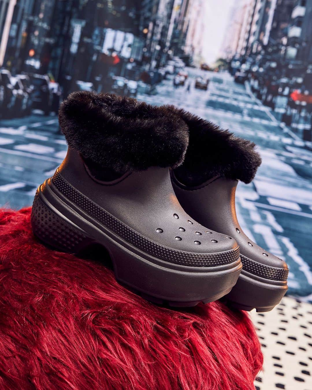 クロックス（crocs）のインスタグラム：「今年の冬は、モコモコ💚  ストンプ コレクション登場  #クロックス #秋冬コーデ」