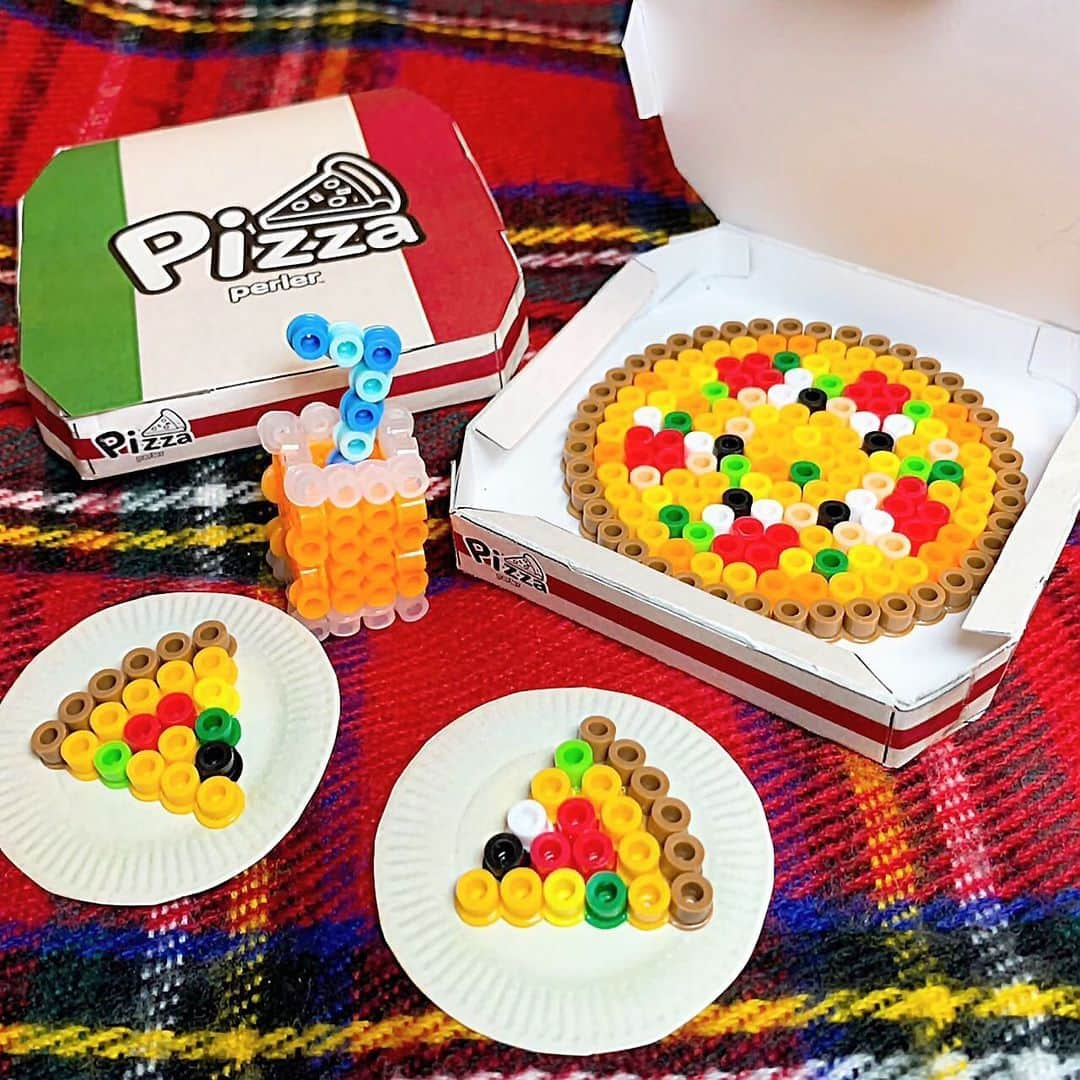 PerlerbeadsJP（パーラービーズ）のインスタグラム：「🍕🍕🍹 11月20日は「ピザの日」🍕🥳 ということで、今日は美味しそうなピザとジュースの作品のご紹介です🌟  具を変えていろいろなピザを作ってみるのも😋♬ 公式サイトに図案シートをアップしておりますので、よかったらぜひご覧ください✨▶︎ @perlerbeads_jp   ※図案シートをパソコン等で出力される際は、印刷設定を等倍にして頂きますと、プレートサイズとぴったりの状態でお楽しみ頂けます。 ……………………………………………………………… #おうち遊び #室内遊び #指先遊び #色遊び #季節の製作 #食べ物モチーフ #フェイクフード #ピザ好き #ピザモチーフ #ごっこ遊び #食育あそび #雨の日の過ごし方 #雨の日の遊び #製作遊び #子どもとの暮らし #ハンドメイド初心者 #子どものいる暮らしい #アイロンビーズ #おうち時間 #アイロンビーズ #perlerbeads #パーラービーズ @kawadatoys_official」