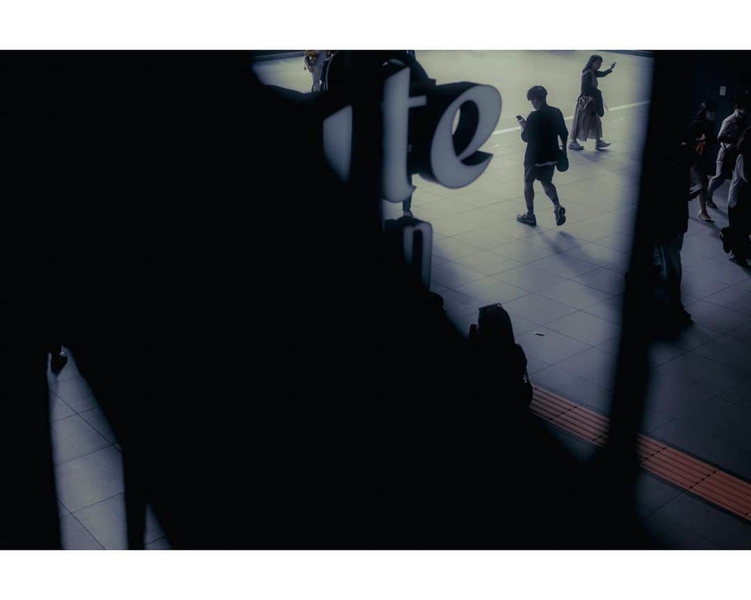 kazhixのインスタグラム：「Tokyo Rhapsody  -Light and shadow on the street-  #映画のワンシーンのような一枚を  ⤴︎みなさんもタグ気軽に使ってくださいね。  #fujifilm_xseries #今日もx日和 #富士フイルム  #FUJIFILM #instagram  #igersjp #HelloFrom Tokyo #ファインダー越しの私の世界  #tokyocameraclub #mst_photo #daily_photo_jpn #tokyoartsandculture #JapanCityBlues #TokyoTokyo #streetfinder #eyephotomagazine #cinema_streets  #urbanromantix #street_avengers #streetleaks #sublimestreet #streets_storytelling #storyofthestreet #streetsgrammer #streetmoment #voidtokyo  #streetgrammers #shadow_magazine #photo_f16」