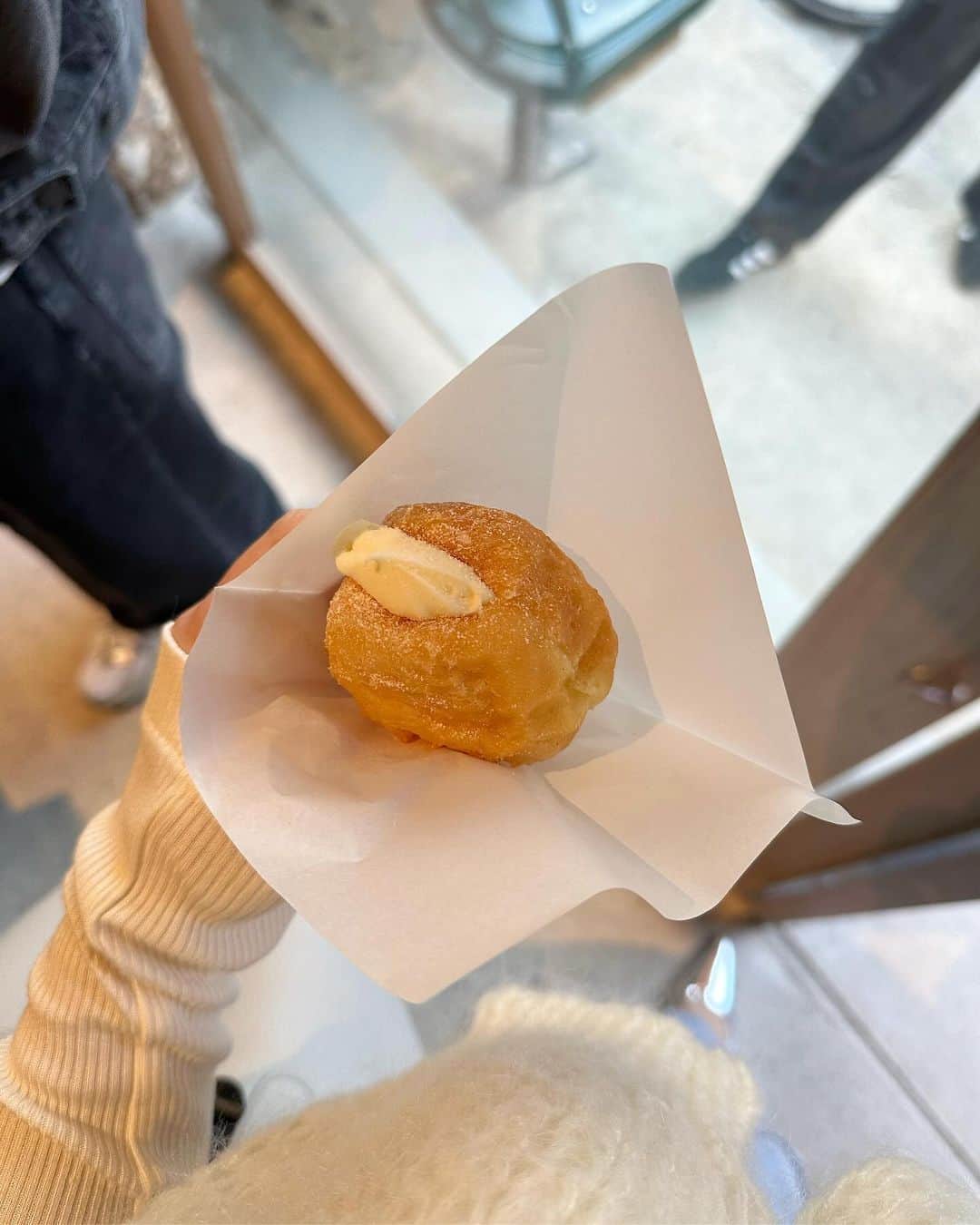 左近鈴乃のインスタグラム：「. HOO。 @hoo_kyoto  ドーナツとラテをテイクアウト🥡🍩  大人気で少し並んでて、店内は満席だったのでテイクアウトにしました。お店がオシャレでタイプだった〜〜  揚げパンみたいなドーナツ、美味しかった♡ ペロリなサイズ感でした🤤🍩  #hookyoto #京都カフェ #京都ドーナツ」