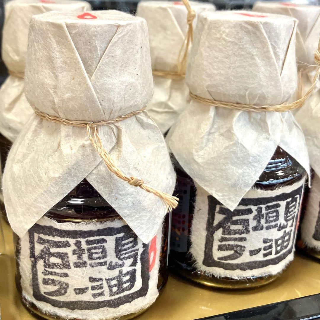 daimarusapporoさんのインスタグラム写真 - (daimarusapporoInstagram)「調味料マニアがおすすめを厳選🔥👀 地1階 ほっぺタウンの「グロサリー売場」をじっくり見たことはありますか？  実はここには、全国のおいしい調味料がいっぱいなんです😳  ただいま売場では【調味料マニアも感動した調味料10選】フェアを開催中🎊 普段の料理をぐっとランクアップさせてくれる調味料を、調味料マニアである店長・松本さんが厳選して紹介してくれました☺️  詳細は大丸札幌店HP(@daimarusapporo)にも掲載中です！  🥇1番人気のおすすめ調味料は…… 【佐々長醸造 老舗の味つゆ】(2枚目) ファンの多いめんつゆは、ざるそばにもかけそばにも大活躍😌  🥇もっと知られてほしい！おすすめ調味料は…… 【顆粒片栗粉 とろみちゃん】(3枚目) 料理がとても楽になるだけでなく、味が馴染みやすくなるのがポイントです🍲  🥇ちょっとマニアックなおすすめ調味料は…… 【OHotグリーン300 粗挽きトウガラシ】(4枚目) にんにくが入った唐辛子が、びっくりするほど辛くて美味しいんだそう🌶️ 少ない量でかなり辛くなる、辛党の方に推したい調味料です！  調味料を変えるだけで、いつもの一品がもっと美味しくなりそう。 その他のおすすめ調味料も、食卓に取り入れたくなる魅力的なものばかりです☺️  ぜひ店頭でご覧ください！  ※フェアは11/28(火)まで。商品は販売状況により売切れや入荷待ちの場合もございます。  #大丸札幌 #調味料マニア #調味料 #調味料好き #塩 #ラー油 #めんつゆ #醤油 #わさびりーふ #OHot #唐辛子 #とろみちゃん #糀 #ドレッシング」11月20日 16時59分 - daimarusapporo