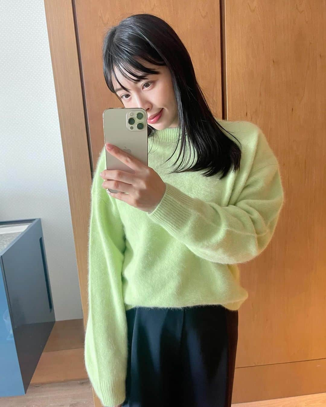 上野仁美のインスタグラム：「. ⁡ 💚💚💚 ⁡ ⁡ ⁡ ⁡ ニット始めました🧶 元気になるカラーのニット。相変わらずグリーンは惹かれます✨ ⁡ ⁡ #ニット #グリーン好き #jines #パーソナルカラースプリング #イエベ春」