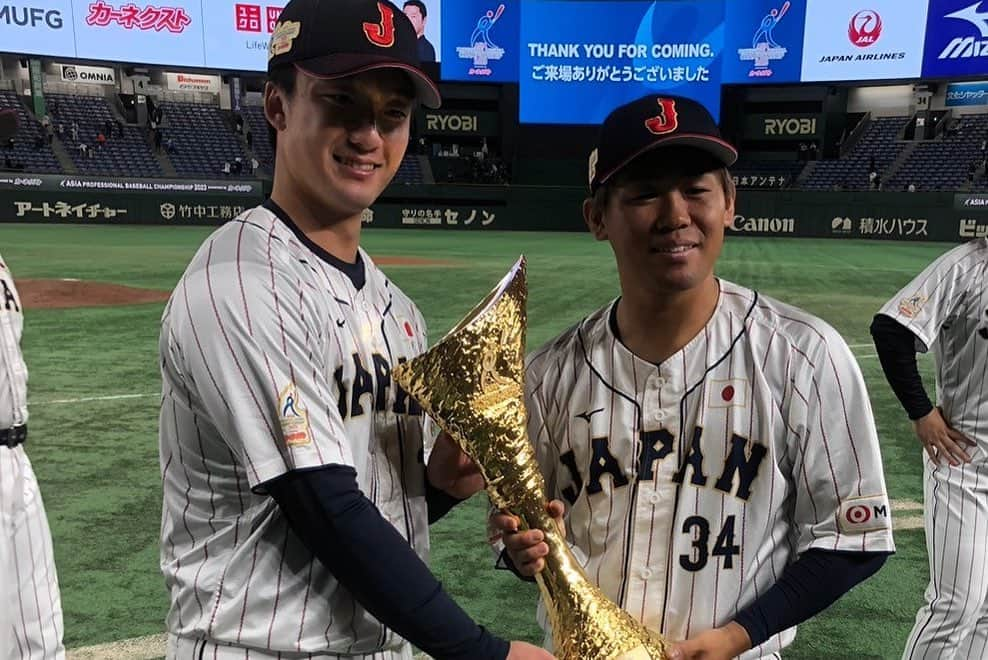 田口麗斗さんのインスタグラム写真 - (田口麗斗Instagram)「優勝しました🏆 日本野球ファンの皆様本当に大声援ありがとうございました😭 これにて僕の2023年シーズンは終了しました 悔いの残るシーズンではありましたが来年にしっかり繋げます そして！来シーズンも東京ヤクルトスワローズでお世話になります！ 皆様、よろしくお願いします🙇‍♀️  #侍ジャパン  #井端弘和  #アジアチャンピオンシップ2023  #アジアNo.1 #野球っていいよなぁ」11月20日 16時55分 - taguchi_34