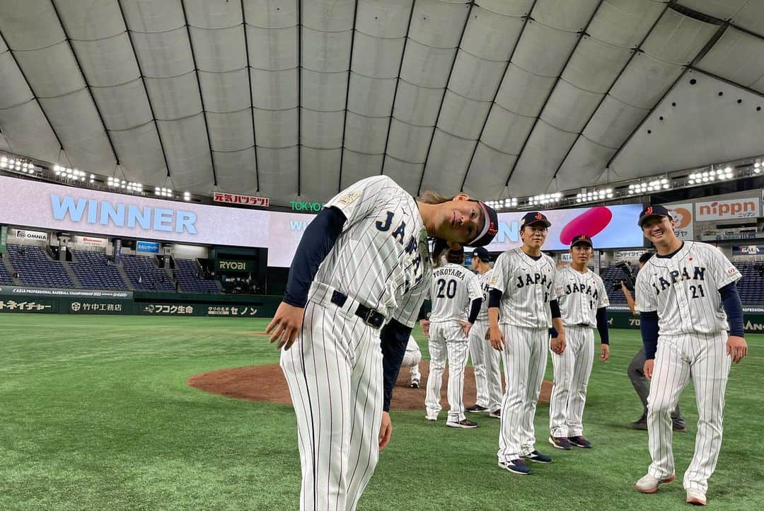 田口麗斗さんのインスタグラム写真 - (田口麗斗Instagram)「優勝しました🏆 日本野球ファンの皆様本当に大声援ありがとうございました😭 これにて僕の2023年シーズンは終了しました 悔いの残るシーズンではありましたが来年にしっかり繋げます そして！来シーズンも東京ヤクルトスワローズでお世話になります！ 皆様、よろしくお願いします🙇‍♀️  #侍ジャパン  #井端弘和  #アジアチャンピオンシップ2023  #アジアNo.1 #野球っていいよなぁ」11月20日 16時55分 - taguchi_34