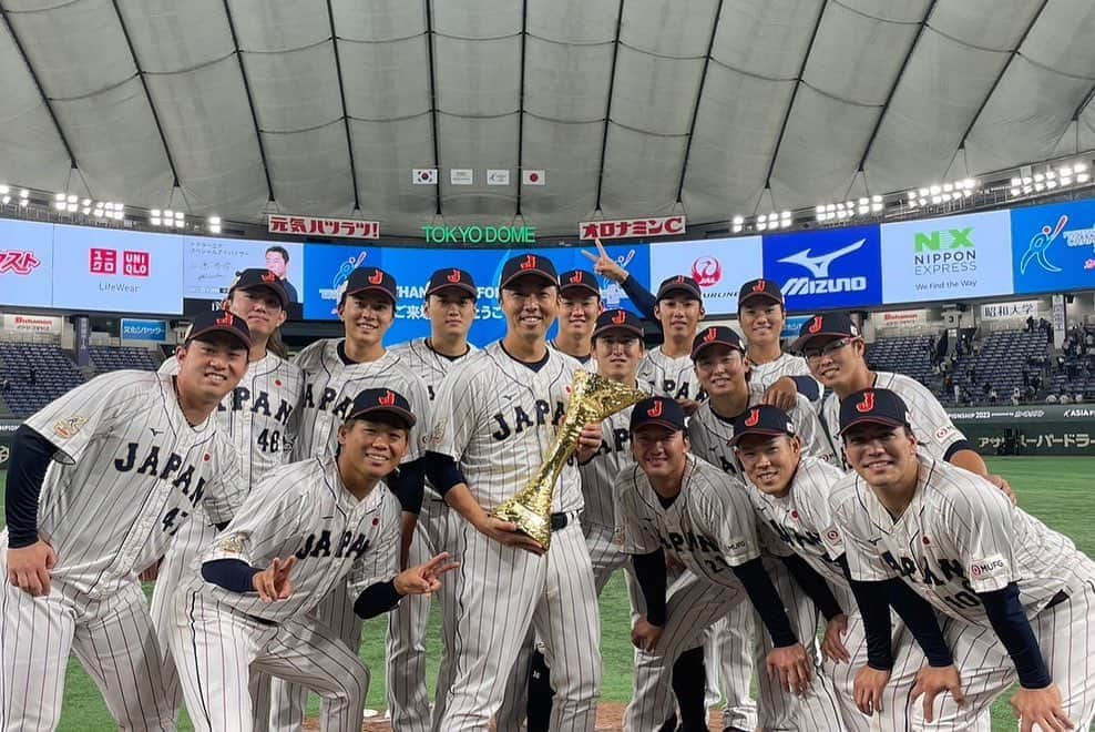 田口麗斗のインスタグラム：「優勝しました🏆 日本野球ファンの皆様本当に大声援ありがとうございました😭 これにて僕の2023年シーズンは終了しました 悔いの残るシーズンではありましたが来年にしっかり繋げます そして！来シーズンも東京ヤクルトスワローズでお世話になります！ 皆様、よろしくお願いします🙇‍♀️  #侍ジャパン  #井端弘和  #アジアチャンピオンシップ2023  #アジアNo.1 #野球っていいよなぁ」