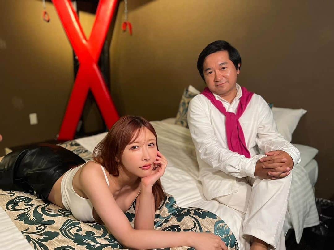 のインスタグラム：「「うんぱいのハグ漫遊」沖縄ロケ。大人なホテルでも撮影しました。刺激的です。  #うんぱいのハグ漫遊  #うんぱい さん #セクシー女優 #小石田純一 #ものまね芸人 #お笑い芸人」