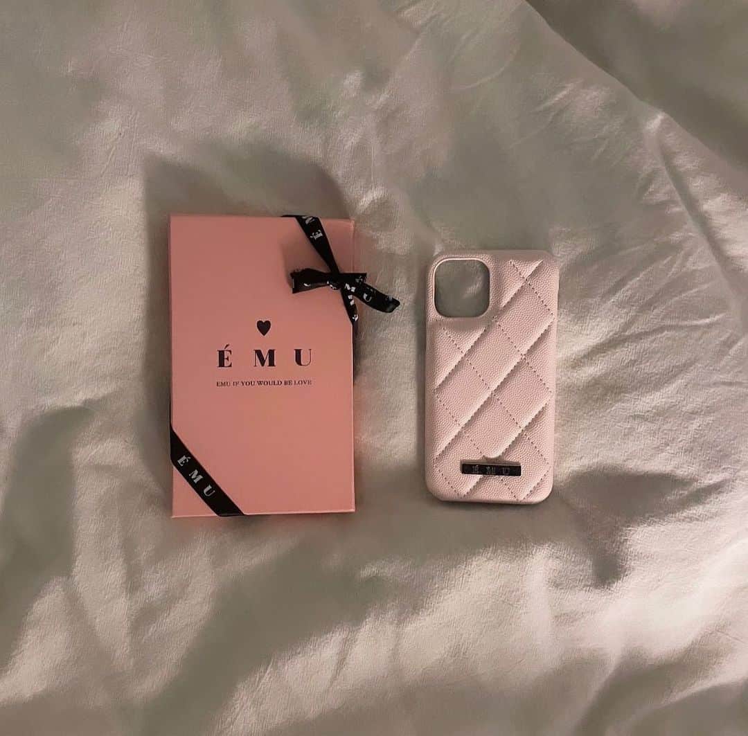 MISEIのインスタグラム：「@emu_official_store さんからスマホケース頂きました🎀🫰🏻  ピンク大好きだから嬉しい♡   #スマホケース  #iphoneケース」