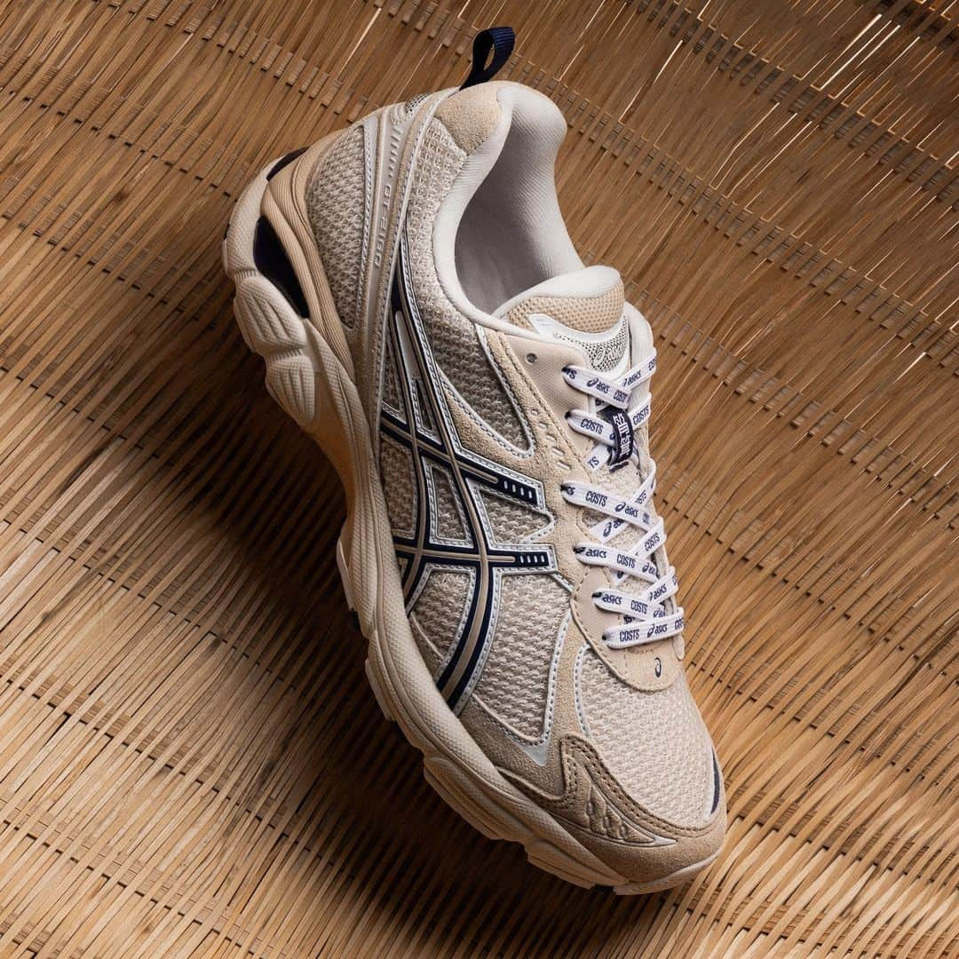 ASICS Tiger JAPANさんのインスタグラム写真 - (ASICS Tiger JAPANInstagram)「. GT-2160 × COSTS -OATMEAL/INDIGO BLUE  2023.11.28 LAUNCH  ■アシックス直営店舗（原宿店）では発売日当日に入店抽選を実施いたします。 下記の時刻までに店頭にお集まりください。  【原宿店】AM10:00  ※抽選開始時間に不在だった場合は無効となりますのでご了承ください。 ※スタッフの誘導/指示に従わない場合は、購入をお断りする場合がございます。 ※入店抽選は、ご購入を確約するものではございません。 ※ご購入に際してはOneASICS会員限定、お一人様一点とさせていただきます。  [取扱店舗] ・アシックス公式ストア（原宿店・オンラインストア） ※心斎橋店は改装のため一時休業期間（11.27～12.18）となります。 ・一部のスポーツスタイル商品取扱店  中国・深センを拠点とするファッションレーベル、「COSTS（コスツ）」とコラボレーションしたGT-2160™ "SHAO JI"が登場。本スニーカーは、デザインのアクセントに広東文化の要素を取り入れながら、通気性の良いメッシュをアッパーに採用し、竹で編まれた籠（SHAO JI）からインスパイアされたテキスタイルと色合いを組み合わせた。デザインの随所に採用された共通のシグネチャーカラーであるブルーが、全体のベージュトーンと調和しレトロな雰囲気を醸し出している。  #GT2160  #ASICS #ASICSSportStyle  #kicks #sneakers #sneakerhead #sneakerfam #シューズ #スニーカー #ファッション #カジュアル #カジュアルコーデ #ストリートファッション #ジャパスニ #スニーカーヘッズ #ストリートコーデ #コーディネート #スニーカー男子 #スニーカー女子」11月20日 17時00分 - asics_sportstyle_jp