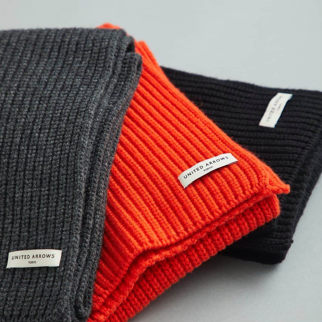 UNITED ARROWS のインスタグラム：「すっきりとした見た目でシーンレスにお使いいただけるユナイテッドアローズの畦編みマフラー。シンプルながらも立体感のあるふわっとした編み地とそのボリューム感がコーディネートのアクセントに。スタイリングに合わせて巻き方のアレンジもしやすい長さにしています。  #UnitedArrows #UnitedArrowsMen #ユナイテッドアローズ」