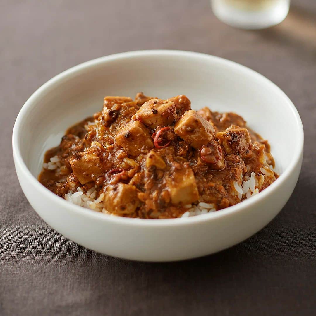 無印良品さんのインスタグラム写真 - (無印良品Instagram)「ほど良く辛くてあたたまる。『ごはんにかける ユッケジャン』 - 牛肉の細切りや豆もやし、ぜんまいなどを、唐辛子の辛みが特長のスープで煮込みました。具材の旨みを生かした、韓国の郷土料理がお手本です。  その他にも、2種類の花椒（ホワジャオ）の香りを効かせた『ごはんにかける 四川麻婆豆腐』や、魚介の旨みを生かした『ごはんにかける スンドゥブチゲ』などの味わいを揃えています。 - #無印良品 #MUJI #ごはんにかける #レトルト #レトルト丼 #丼 #お手軽ごはん #ユッケジャン #麻婆豆腐 #スンドゥブチゲ」11月20日 17時00分 - muji_global