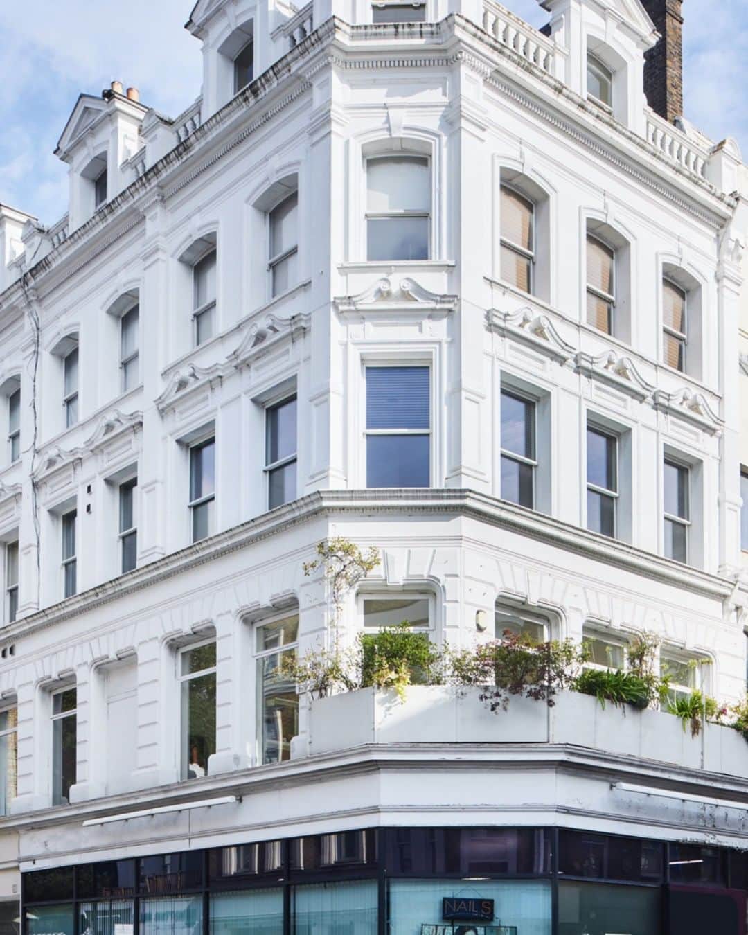 The Modern Houseさんのインスタグラム写真 - (The Modern HouseInstagram)「#forsale Top of the Class: an impressively renovated apartment in the former Miller’s Academy of Art and Science in west London.   Follow the link in bio for the sales listing.   Hereford Road, London W2」11月20日 17時00分 - themodernhouse