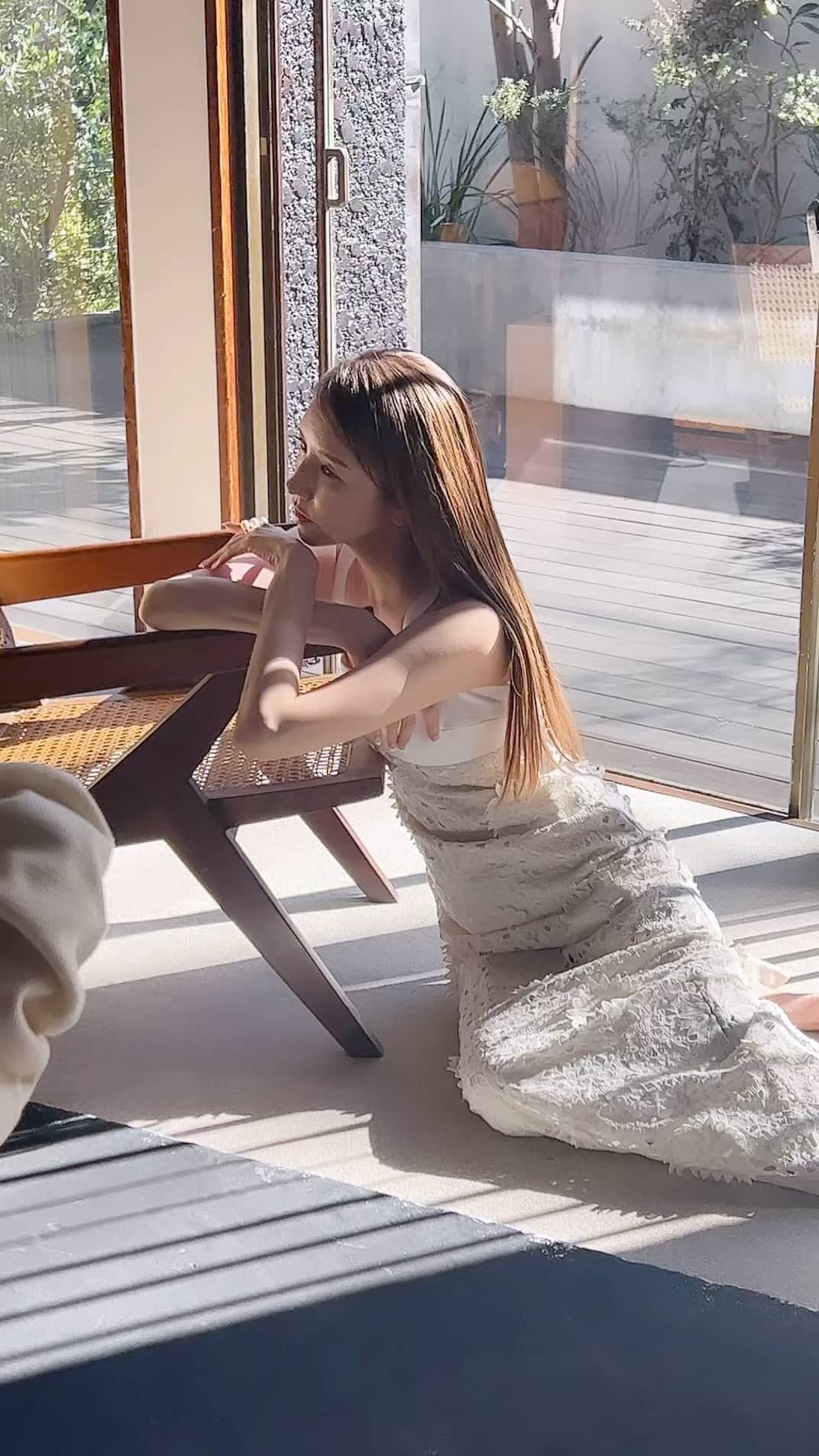 美香のインスタグラム：「肌寒い朝でしたが、 みんなが用意してくれたあったかグッズのおかげで ぬくぬくぽかぽか気持ちよく撮影出来ました🧡  愛をありがとう！」