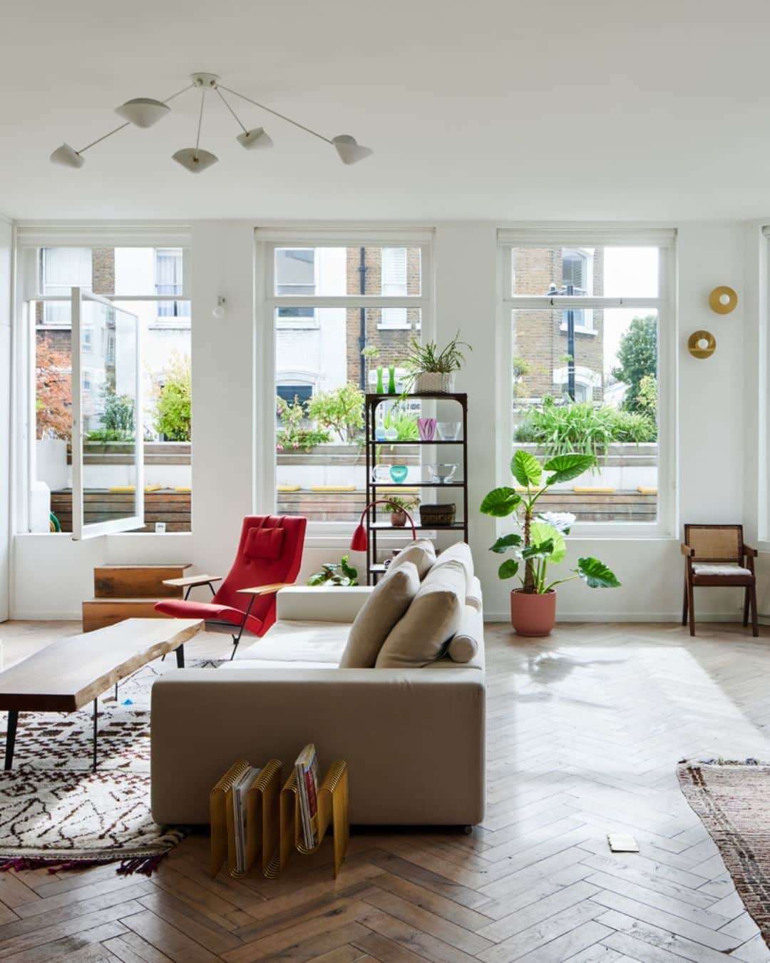 The Modern Houseのインスタグラム：「#forsale Top of the Class: an impressively renovated apartment in the former Miller’s Academy of Art and Science in west London.   Follow the link in bio for the sales listing.   Hereford Road, London W2」
