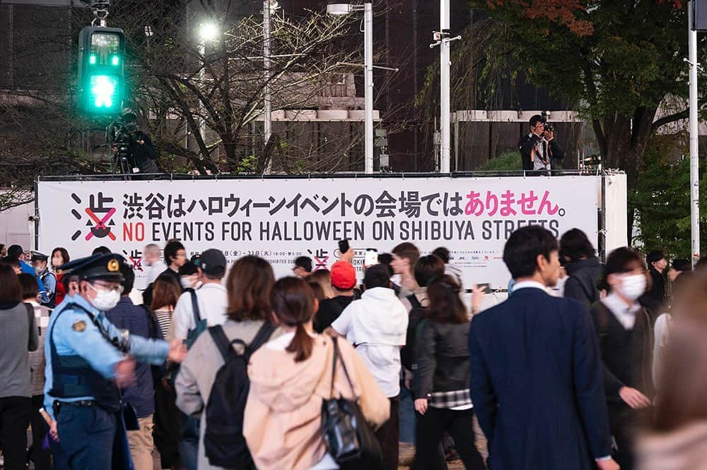 東京都庁広報課のインスタグラム：「渋谷 2023 ハロウィン当日(2023.10.31撮影)  最寄駅：渋谷駅  #tokyotokyo #tokyogram #moodygrams #jp_gallery #ptk_japan #gdayjapan #realtokyolife #beautifuldestinations #tokyojapan #instatokyo #loves_nippon #phos_japan #bestjapanpics #cooljapan #japan_of_insta #photo_jpn #illgrammers #景色 #東京 #東京都 #東京観光 #東京旅行 #東京散歩 #風景 #街の風景 #東京風景 #Tokyo #东京 #도쿄 #tokyogood」