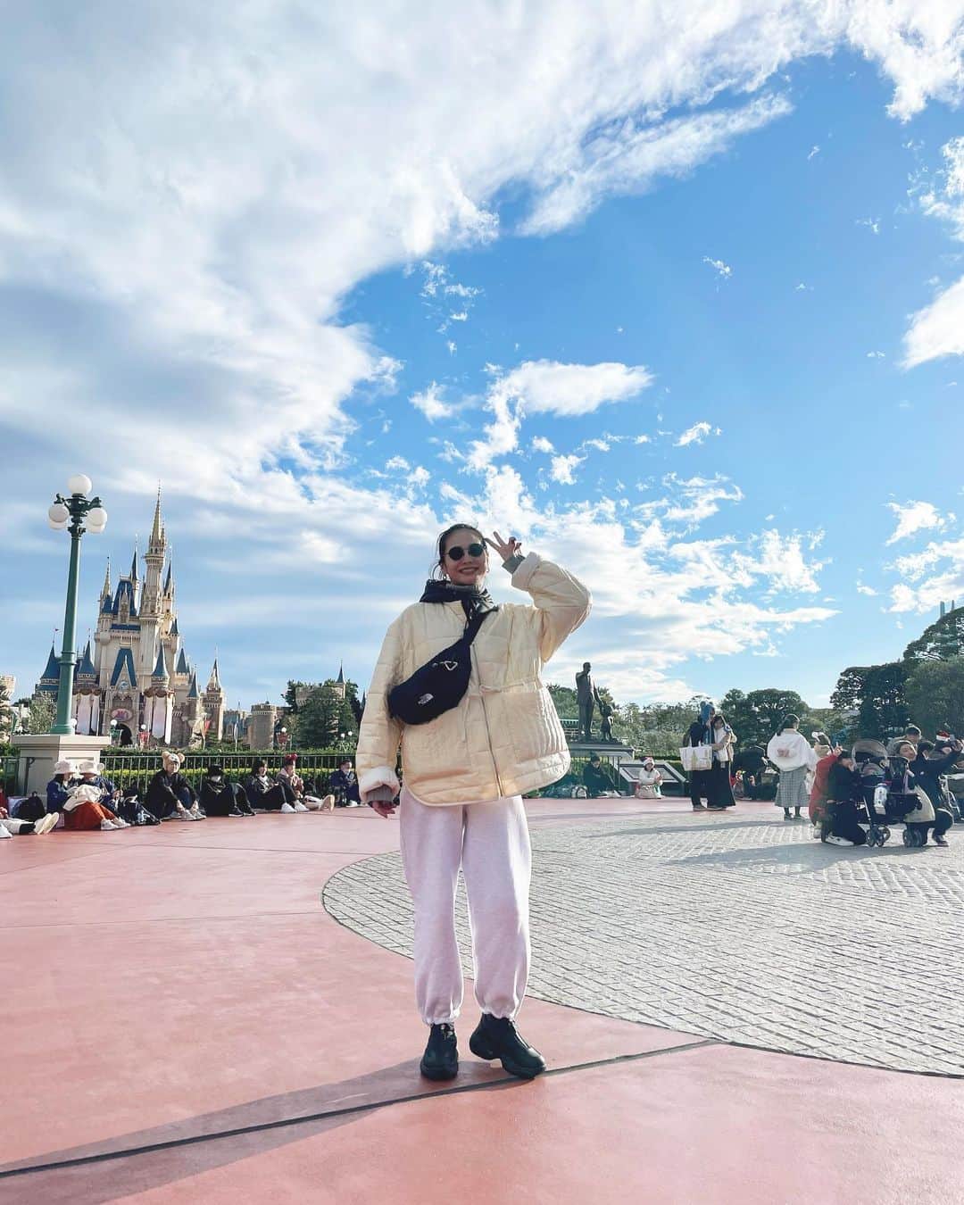 二ノ宮和佳子のインスタグラム：「Disnyland🏰 とにかく防寒  Outer @pelleq_official  Inner @jonnlynx / @aewen_matoph  Pants @onit_tokyo  Food @john_mason_smith @jane____smith  Shoes @oao_footwear  Bag @thenorthface  Sunglasses @mykitaofficial @maisonmargiela  中は見えてないけど、 ジョンリンクスのウールリブTとイウエン マトフのカシミヤタートル パンツの下に、ウールレギンスをイン 着込んで乗り切りました  久しぶりのディズニー🏰 ちょうどこの日は、ミッキーさんミニーさんのお誕生日🎂だったので、 めちゃ混み💦  でも、 久しぶりの友達とぺしゃぺしゃしながら待つのも、楽しかった♪ 子供たちもけんかしながら、すぐ仲直りして元気に満喫してました🥰 色々トラブルもあったけど😂イイ思い出♡ みんなありがとー❤️  #disneyland」