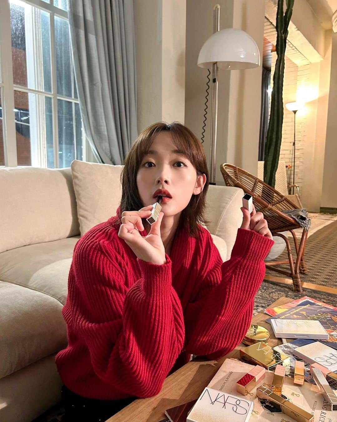 イ・ユミのインスタグラム：「나스♥️유미 @narscosmeticskorea  @narsissist  #광고 #나스 #나스홀리데이2023컬렉션 #속광쿠션 #파워매트립스틱」