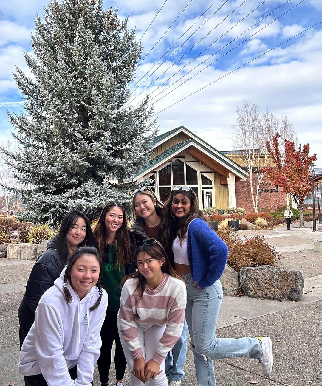 長野未祈のインスタグラム：「. Sunriver × ducks 🦆  •Shopping in Bent 🛍️  •Team activities 👭 •Cooking🧑‍🍳 •Hot tub 🛀 •Coffee shop ☕️ •School work 📖 •Taking a photo of Snow ❄️ and many more other fun things!  #❤️ #womeninflight #来週からデッドウィーク #勉強がんばる」