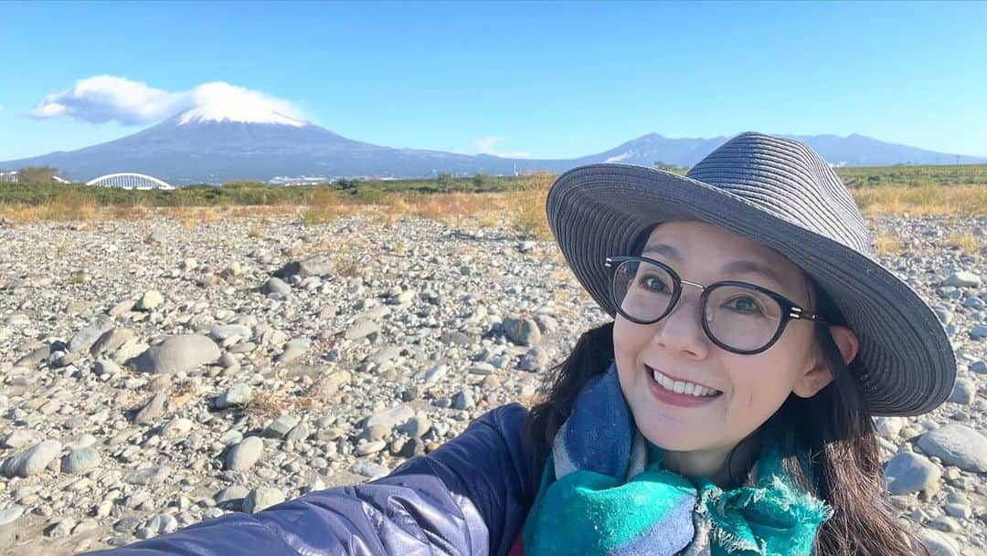 とよた真帆さんのインスタグラム写真 - (とよた真帆Instagram)「今日は静岡県の富士川までロケに行きましたよ♪ 後ろに見えるのは富士山🗻  快晴で気持ちの良い一日でした。  石の雑誌、愛石のロケで鉱物の学者の方、詳しい方々と探石！ 色々な石の見分け方、勉強になりました  @elsa2162   さて、冬とは思えない暖かい気温ですが、たまに冷たい風も！ ウィンタースポーツもやりたくなってきましたよね。  土曜日朝8時からの @bayfm_official  #ベイエフエム  #サタデーブレーシングモーニング は "J-POP ウィンタースポーツソング特集"です✨  是非お聴きくださいませ〜🫡  #いし  #水石  #suiseki  #ラジオ #radio  #dj」11月20日 17時02分 - maho_toyota