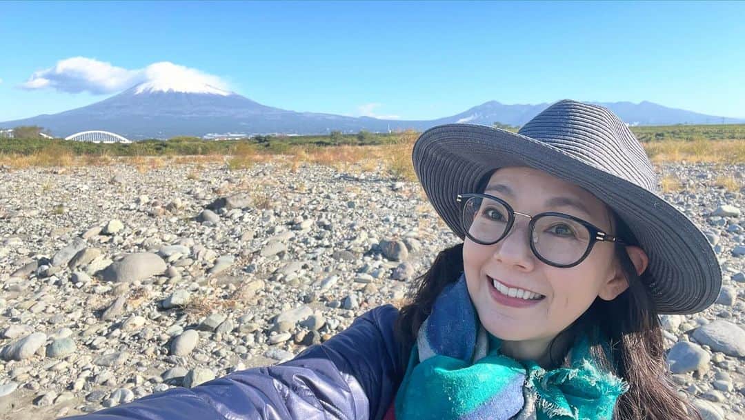 とよた真帆のインスタグラム：「今日は静岡県の富士川までロケに行きましたよ♪ 後ろに見えるのは富士山🗻  快晴で気持ちの良い一日でした。  石の雑誌、愛石のロケで鉱物の学者の方、詳しい方々と探石！ 色々な石の見分け方、勉強になりました  @elsa2162   さて、冬とは思えない暖かい気温ですが、たまに冷たい風も！ ウィンタースポーツもやりたくなってきましたよね。  土曜日朝8時からの @bayfm_official  #ベイエフエム  #サタデーブレーシングモーニング は "J-POP ウィンタースポーツソング特集"です✨  是非お聴きくださいませ〜🫡  #いし  #水石  #suiseki  #ラジオ #radio  #dj」