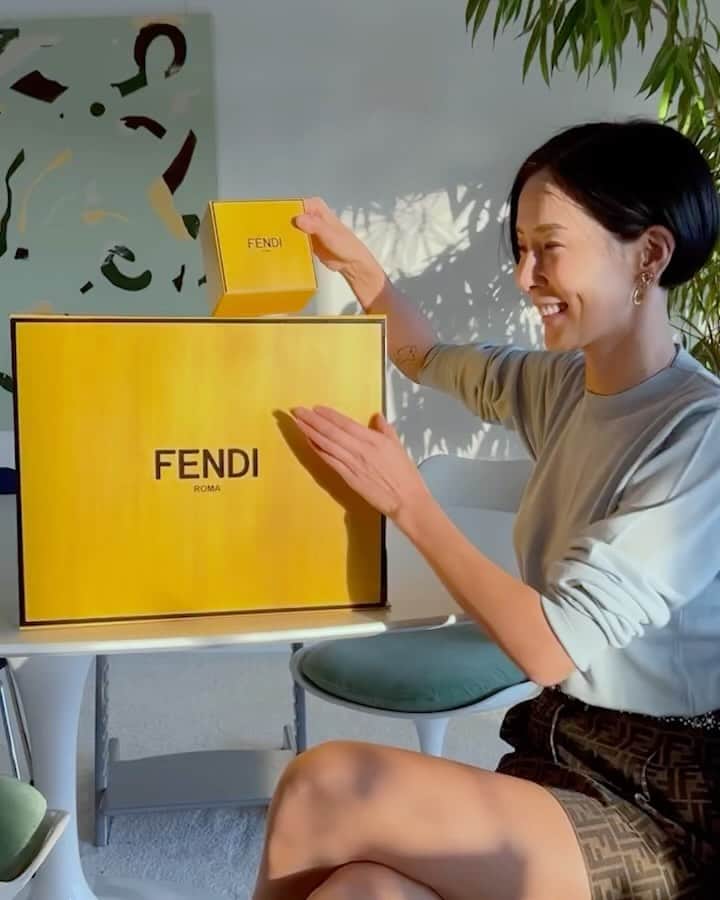 キム・ナヨンのインスタグラム：「홀리데이 분위기 물씬🎄✨ #FendiGift」