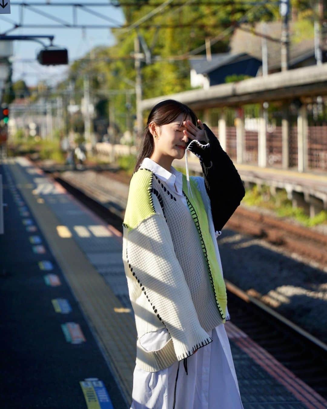日吉晶羅のインスタグラム：「🍁🍂  眩しかった日。 お気に入りのカーディガン🫶  #photooftheday  #me #鎌倉 #fashion  #Maisonspecial」