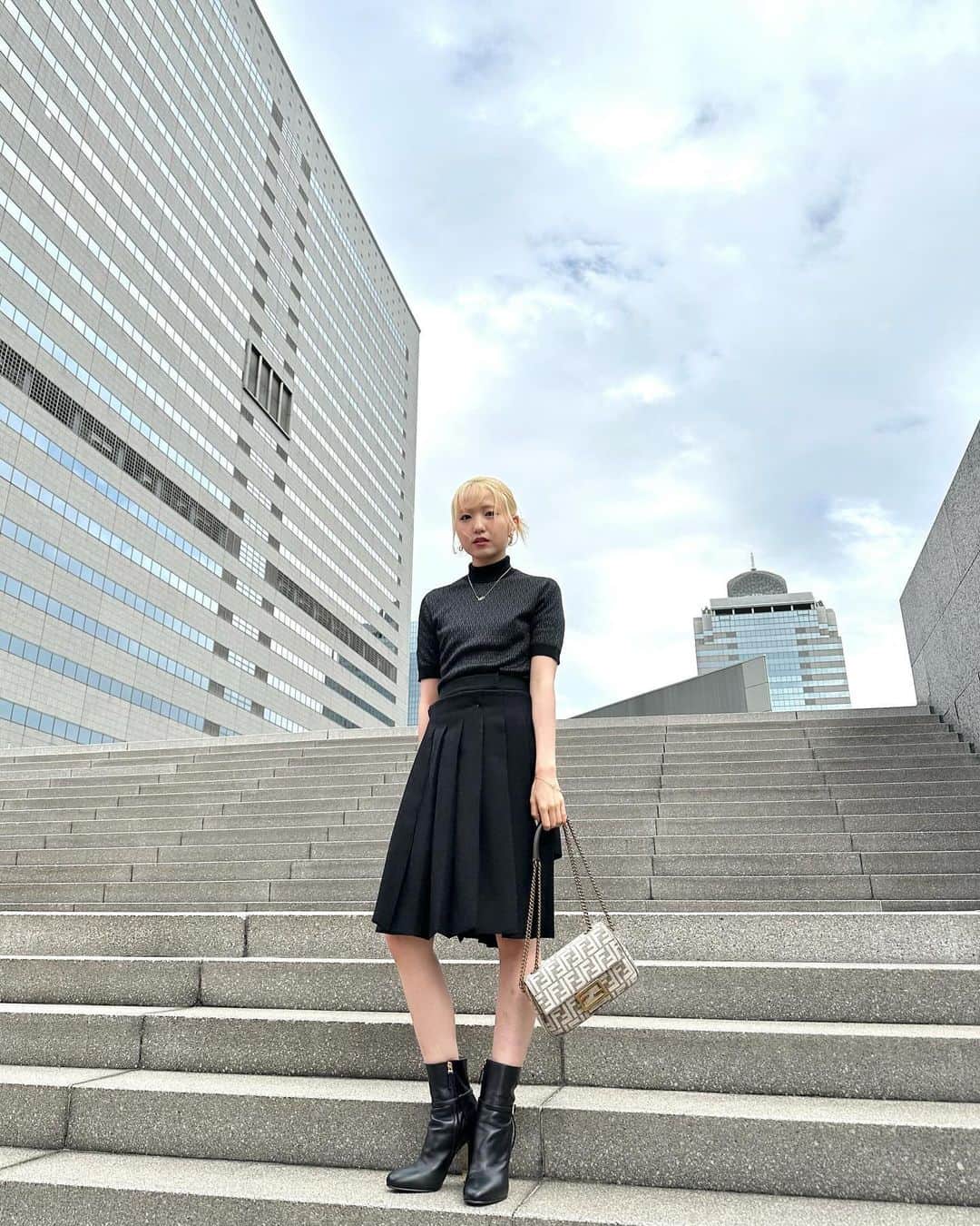 本田仁美さんのインスタグラム写真 - (本田仁美Instagram)「.  祝日の予定 立てましたか🪿  最近 遠征でのお仕事が充実していて、 色々なところに行けるのがとても楽しいです🛤️  今週も楽しみ🦔  今日はだいすきなバゲットと👜  #fendi #pr @fendi」11月20日 17時06分 - 10_hitomi_06