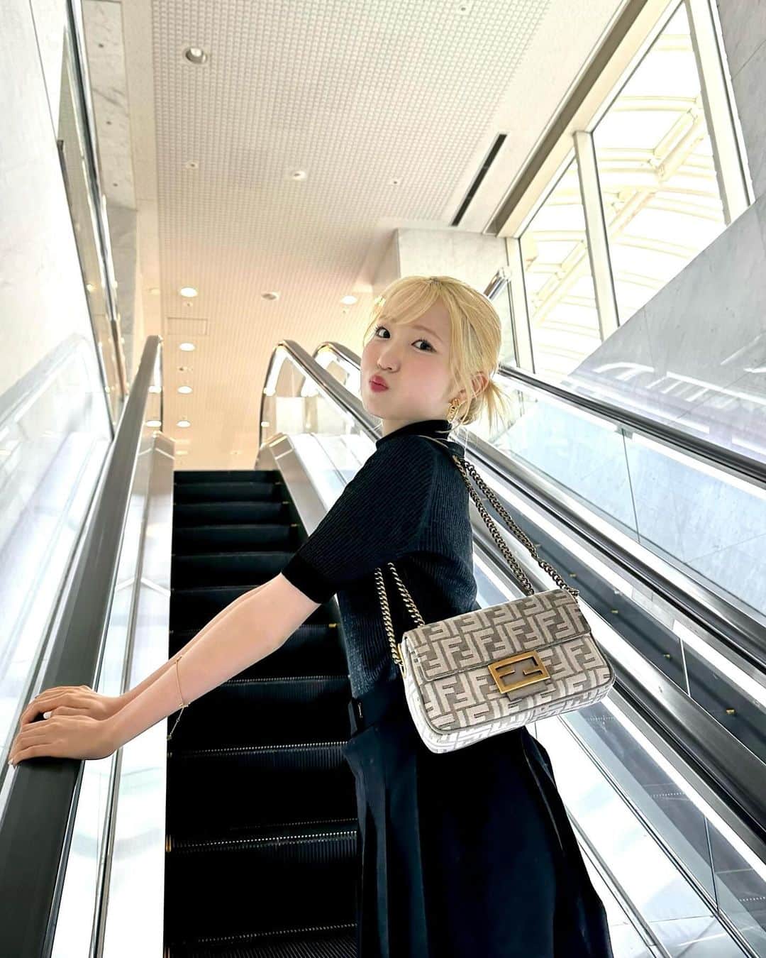 本田仁美さんのインスタグラム写真 - (本田仁美Instagram)「.  祝日の予定 立てましたか🪿  最近 遠征でのお仕事が充実していて、 色々なところに行けるのがとても楽しいです🛤️  今週も楽しみ🦔  今日はだいすきなバゲットと👜  #fendi #pr @fendi」11月20日 17時06分 - 10_hitomi_06