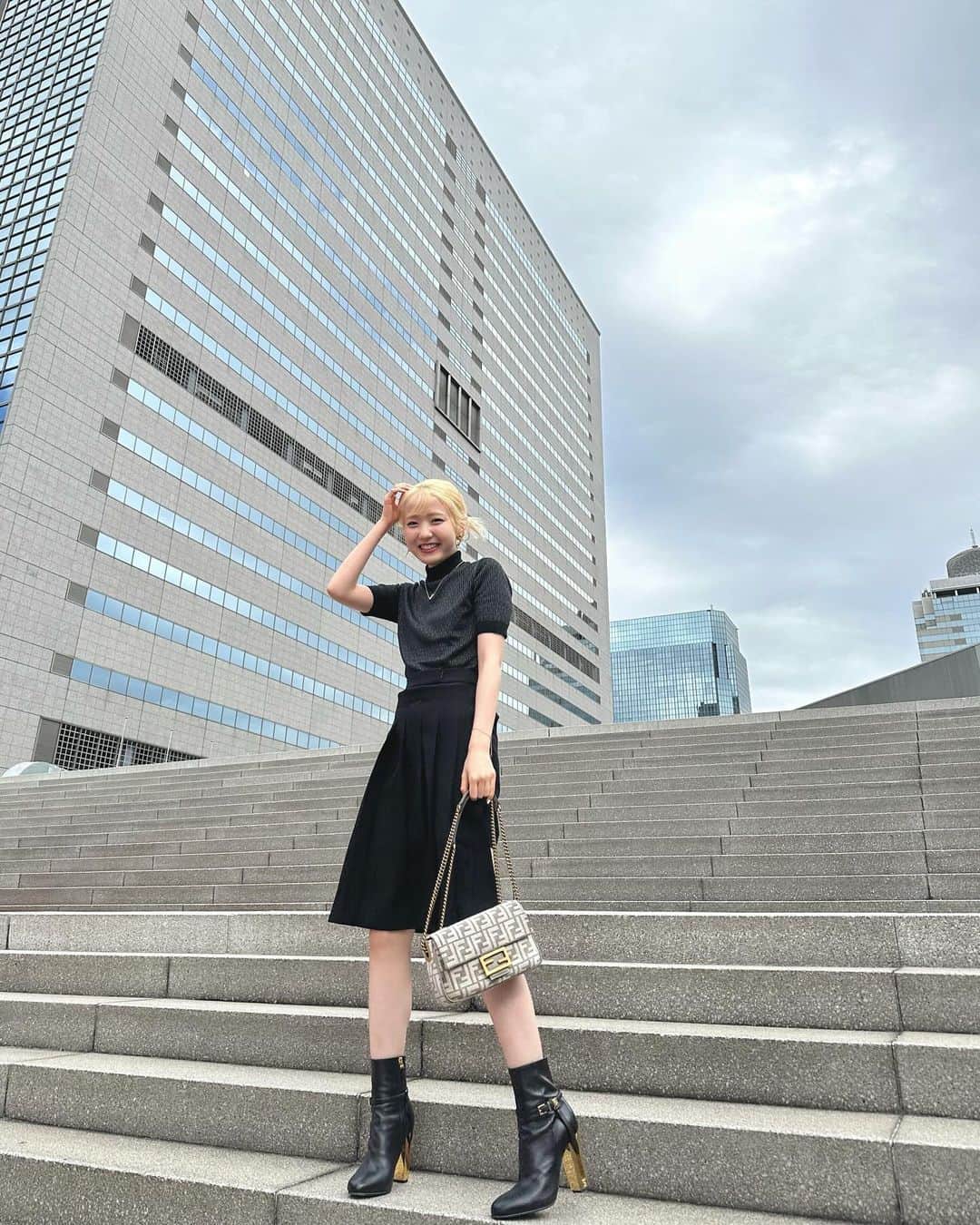 本田仁美さんのインスタグラム写真 - (本田仁美Instagram)「.  祝日の予定 立てましたか🪿  最近 遠征でのお仕事が充実していて、 色々なところに行けるのがとても楽しいです🛤️  今週も楽しみ🦔  今日はだいすきなバゲットと👜  #fendi #pr @fendi」11月20日 17時06分 - 10_hitomi_06