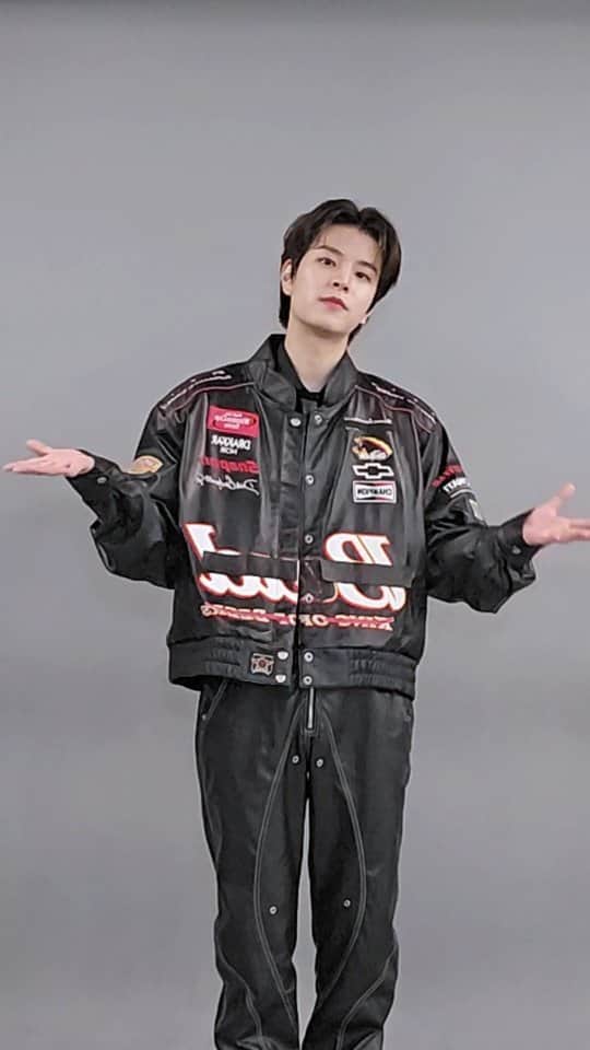 Stray Kidsのインスタグラム：「Move and show our fits🕶️🏎️  #StrayKids #스트레이키즈 #樂_STAR #ROCK_STAR #락 #樂 #LALALALA #YouMakeStrayKidsStay」