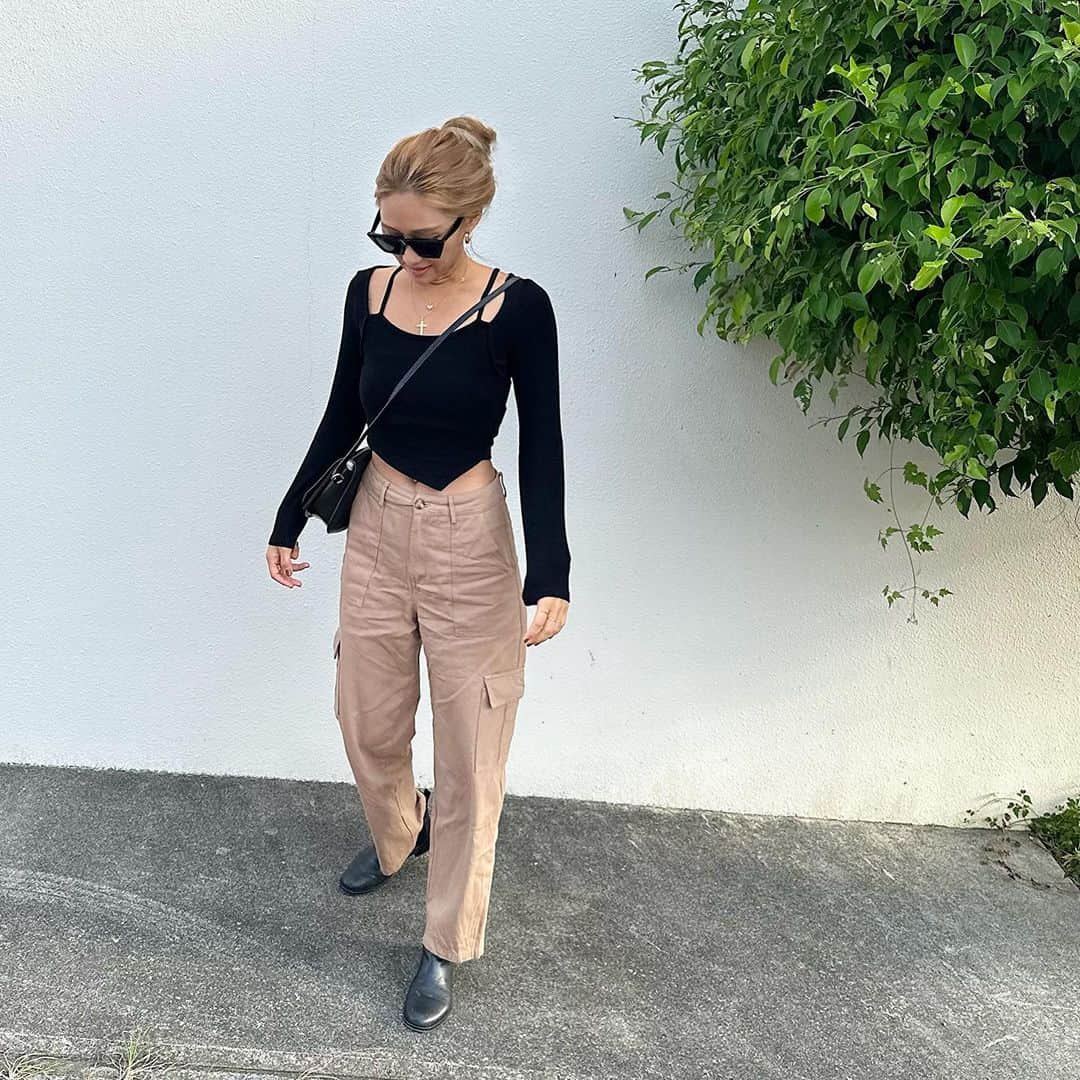 mianのインスタグラム：「今日はおやすみ〜🍩🙋🏾‍♀️✨  お出掛けコーデ🤎🖤🤎🖤 明日からまた一週間始まる😃✨  時間ってなんて早いんだー！！ 掃除しよう❤︎」