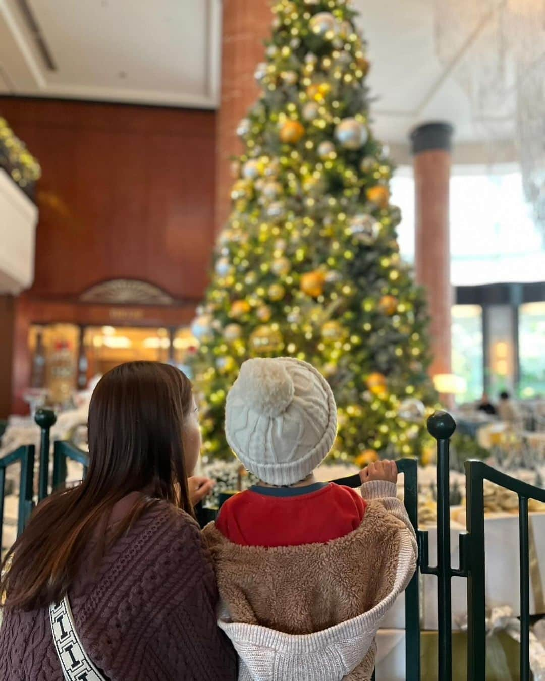 花岡維生さんのインスタグラム写真 - (花岡維生Instagram)「#christmastree 🌲✨ 一緒に写真撮りたい母とツリーのまわりを走る汽車が見たい息子w👦🏻🚂🌲 #3歳男の子 #男の子ママ #ウェスティンホテル東京 #クリスマスツリー」11月20日 17時09分 - yuin.a