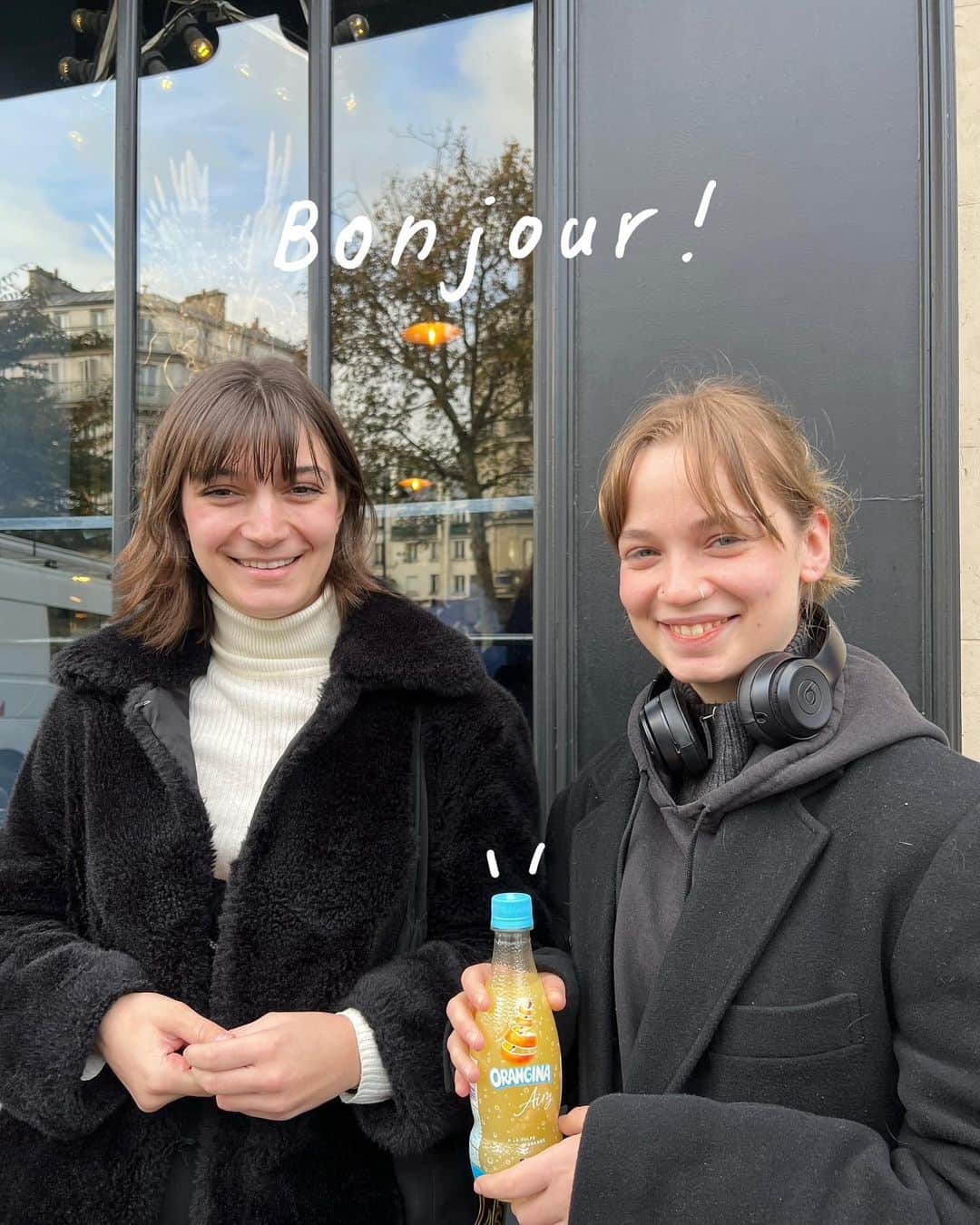 Orangina オランジーナ公式さんのインスタグラム写真 - (Orangina オランジーナ公式Instagram)「Bonjour🇫🇷  パリは雨が降ったり止んだり 不安定なお天気が続いています🥲  冬が近づく中 街を歩くパリジャンたちに ORANGINA Airyの感想を聞いてみました🍊  。。。。。。。。。。。。。。。。。。。。  （左）ジョゼフィーヌさん 「午後の仕事休憩に飲みたいですね」  （右）アレックスさん 「サンドイッチに合いそうだから ランチの時に飲みたいな」  。。。。。。。。。。。。。。。。。。。。  ジョシュアさん 「ORANGINAは小さい頃にいつも飲んでたよ。 子どものおやつの時に一緒に飲みたいね」  。。。。。。。。。。。。。。。。。。。。  フォスティーヌさん 「仕事中に飲んだら、いいアイデアが浮かびそう！」  。。。。。。。。。。。。。。。。。。。。  ナッシモさん 「ボトルの明るいブルーカラーが気に入ったから 部屋に飾っておきたいな」  。。。。。。。。。。。。。。。。。。。。  みんなの笑顔、とっても素敵ですね🍊  #orangina #oranginaairy #france #soda #オランジーナ #フランス生まれ #炭酸飲料 #フランス #オレンジ #休憩 #withオランジーナ #paris #parisien #parisienne #パリ #笑顔」11月20日 17時09分 - orangina_jp