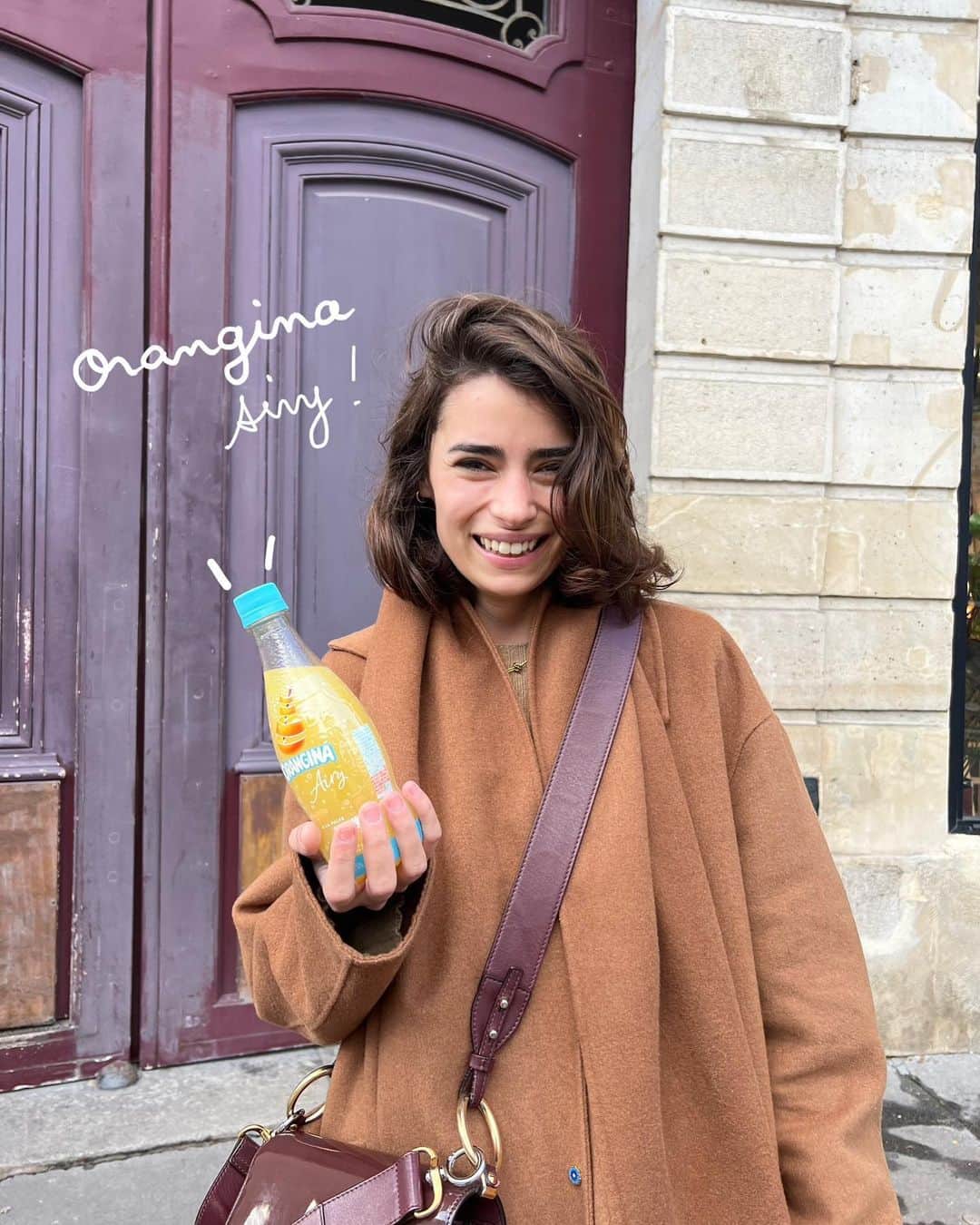 Orangina オランジーナ公式さんのインスタグラム写真 - (Orangina オランジーナ公式Instagram)「Bonjour🇫🇷  パリは雨が降ったり止んだり 不安定なお天気が続いています🥲  冬が近づく中 街を歩くパリジャンたちに ORANGINA Airyの感想を聞いてみました🍊  。。。。。。。。。。。。。。。。。。。。  （左）ジョゼフィーヌさん 「午後の仕事休憩に飲みたいですね」  （右）アレックスさん 「サンドイッチに合いそうだから ランチの時に飲みたいな」  。。。。。。。。。。。。。。。。。。。。  ジョシュアさん 「ORANGINAは小さい頃にいつも飲んでたよ。 子どものおやつの時に一緒に飲みたいね」  。。。。。。。。。。。。。。。。。。。。  フォスティーヌさん 「仕事中に飲んだら、いいアイデアが浮かびそう！」  。。。。。。。。。。。。。。。。。。。。  ナッシモさん 「ボトルの明るいブルーカラーが気に入ったから 部屋に飾っておきたいな」  。。。。。。。。。。。。。。。。。。。。  みんなの笑顔、とっても素敵ですね🍊  #orangina #oranginaairy #france #soda #オランジーナ #フランス生まれ #炭酸飲料 #フランス #オレンジ #休憩 #withオランジーナ #paris #parisien #parisienne #パリ #笑顔」11月20日 17時09分 - orangina_jp